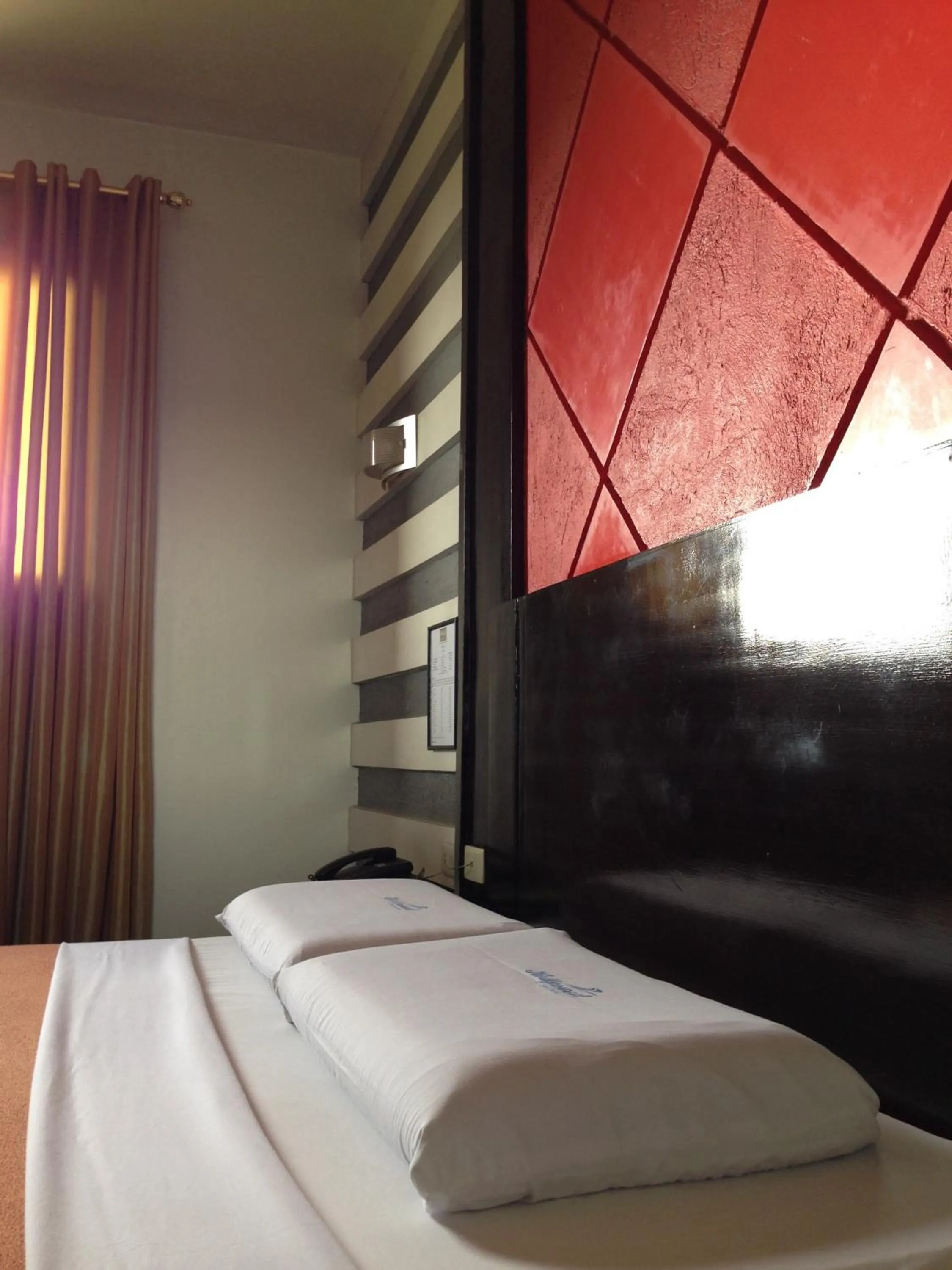 Bed in Hollywood Drive-In Hotel