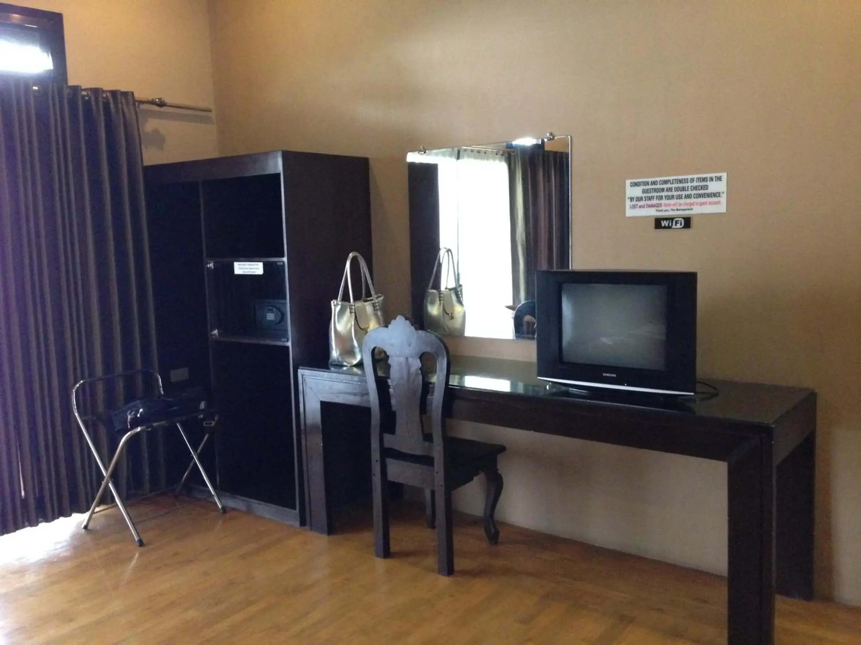 Photo of the whole room in Hollywood Drive-In Hotel Photo of the whole room in Hollywood Drive-In Hotel