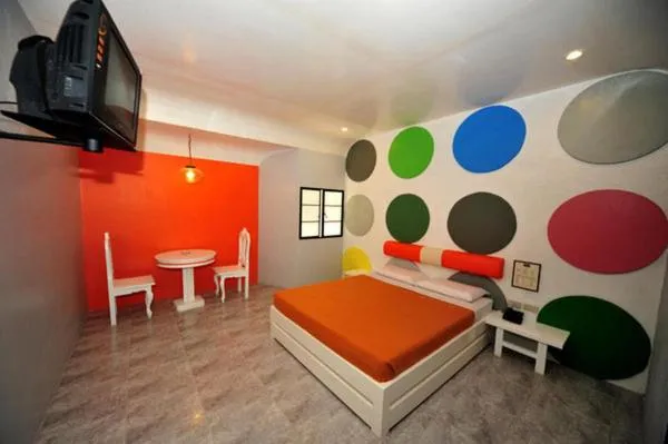 Bed in Hollywood Drive-In Hotel