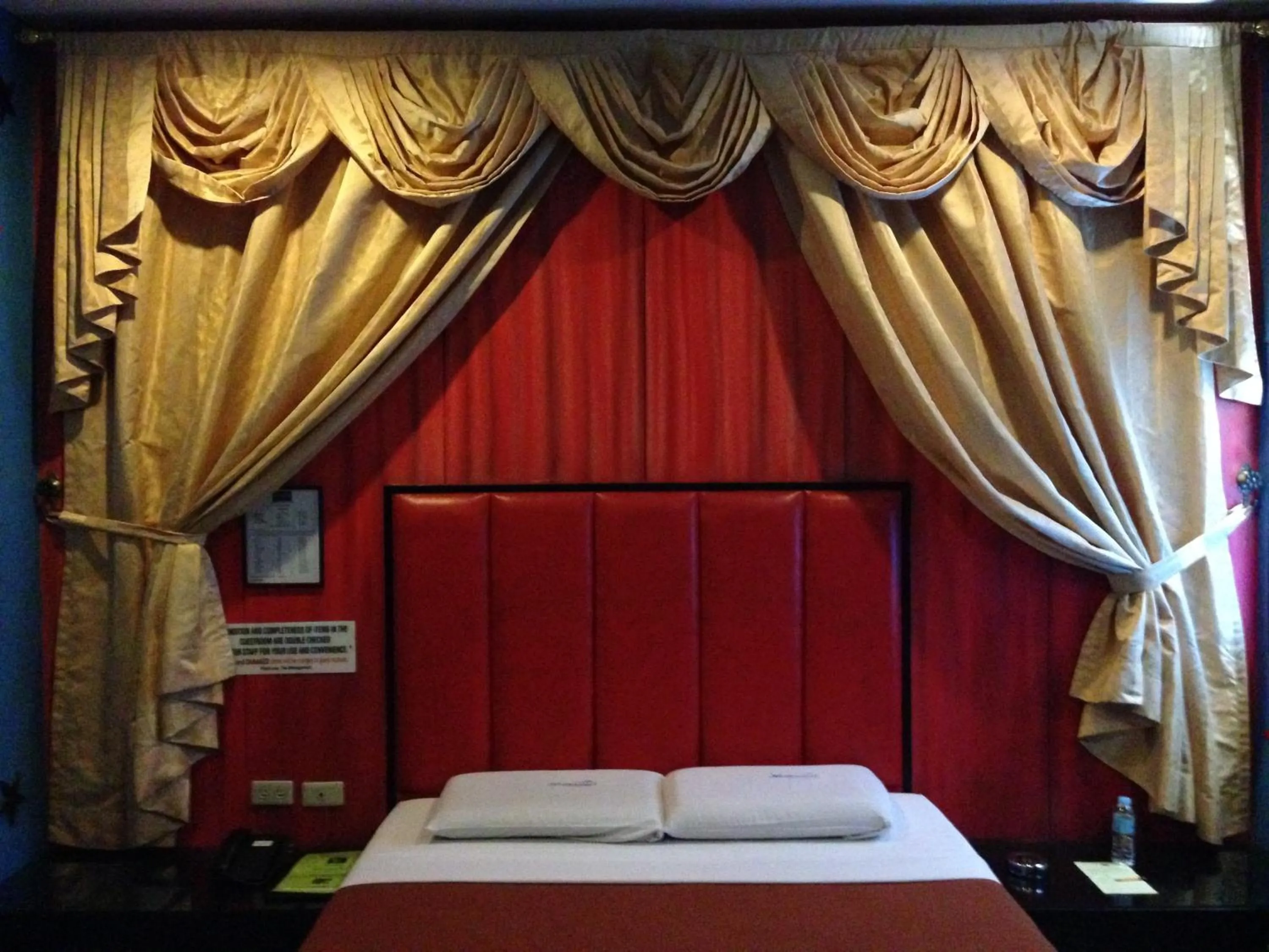 Bed in Hollywood Drive-In Hotel