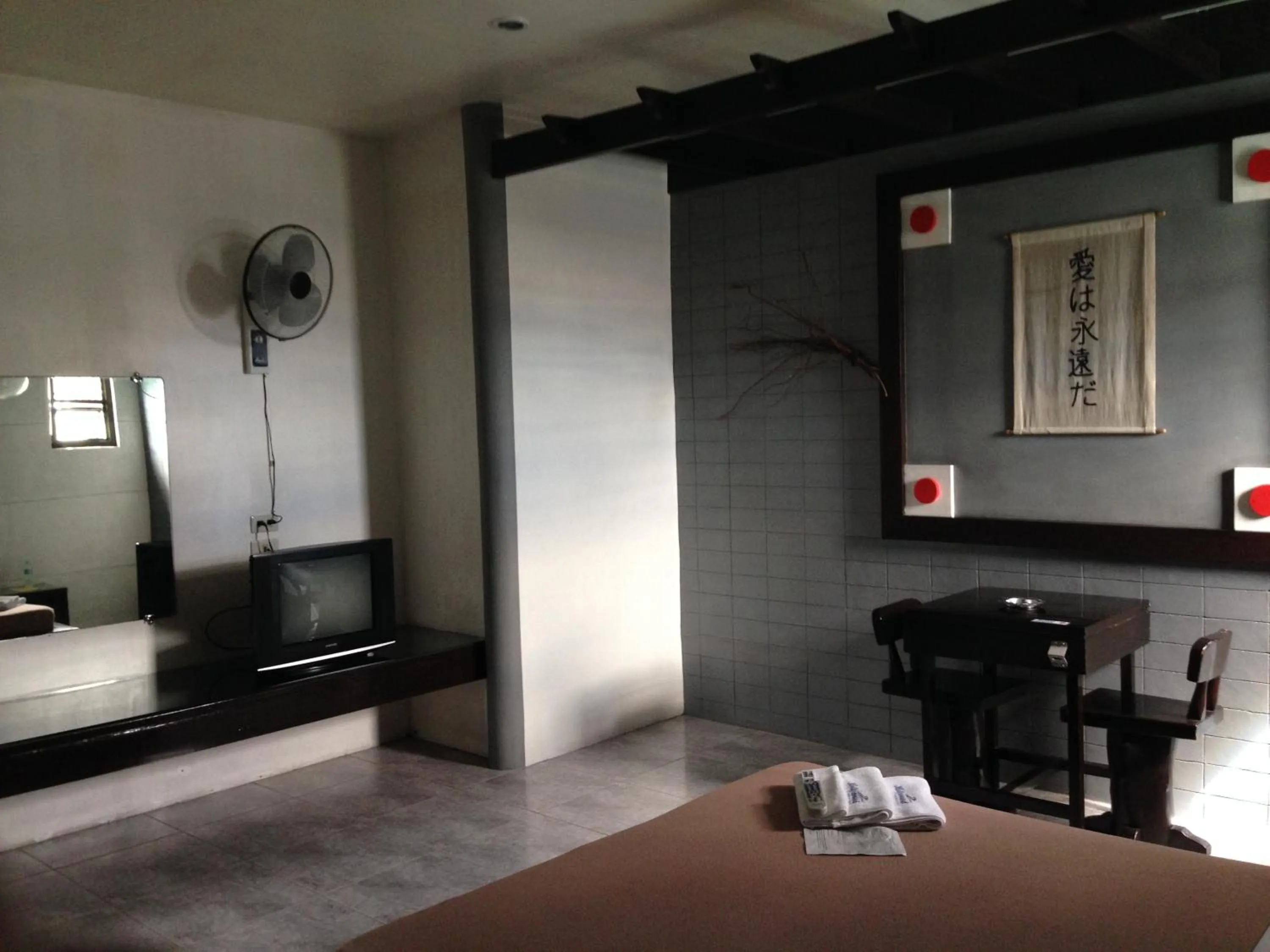 Decorative detail, Bed in Hollywood Drive-In Hotel