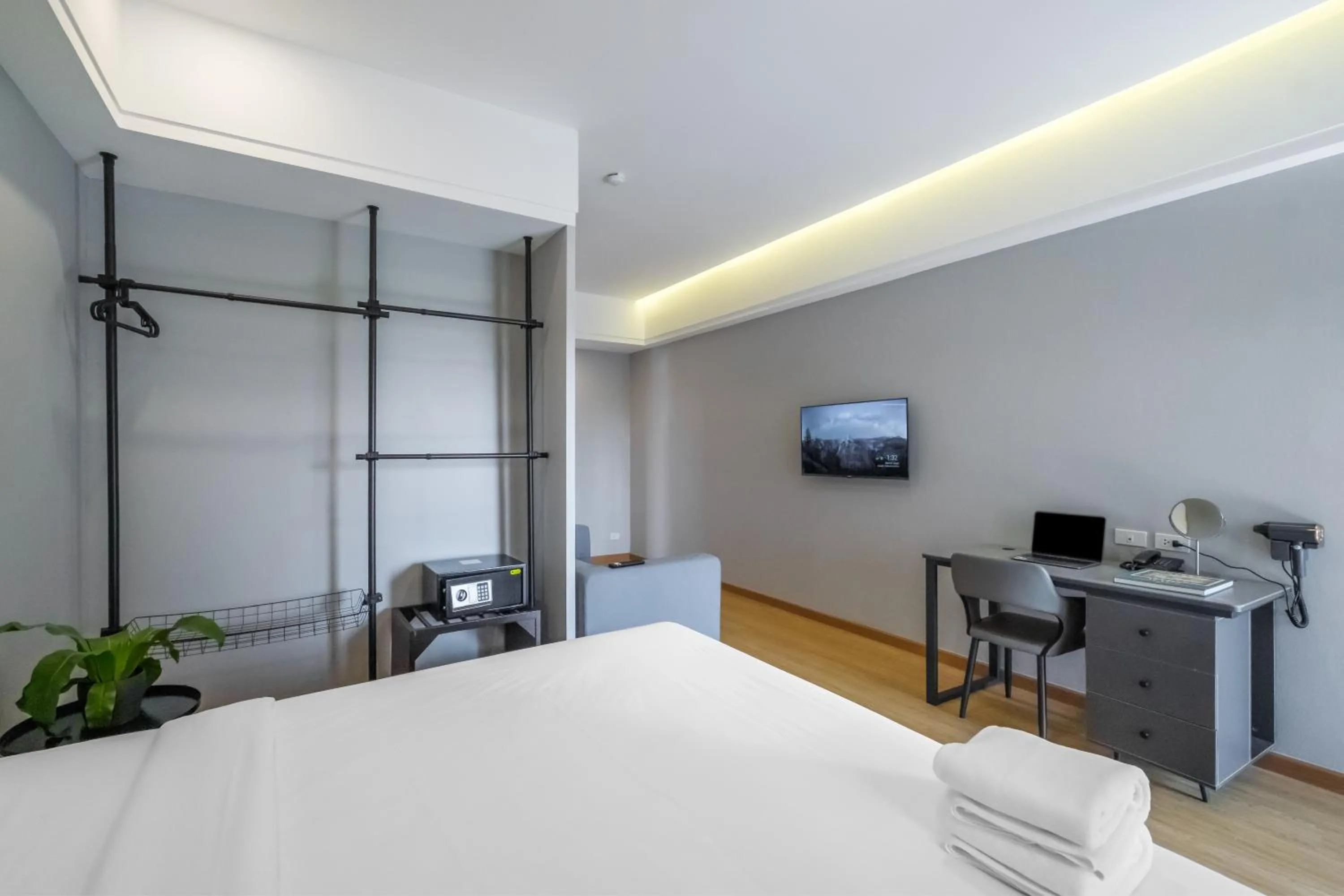 TV and multimedia, Bed in Boss Mansion