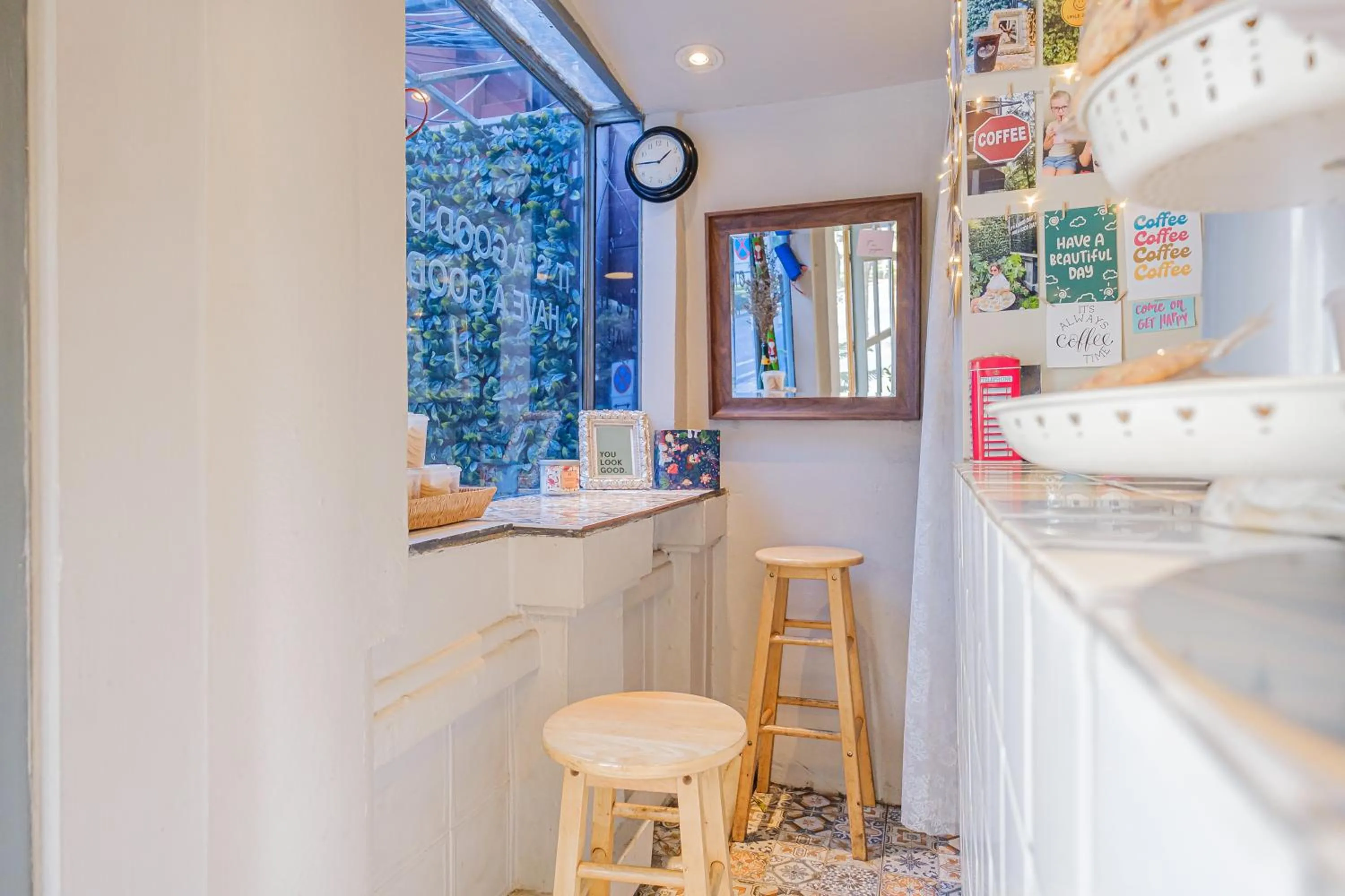 Restaurant/places to eat in Boss Mansion