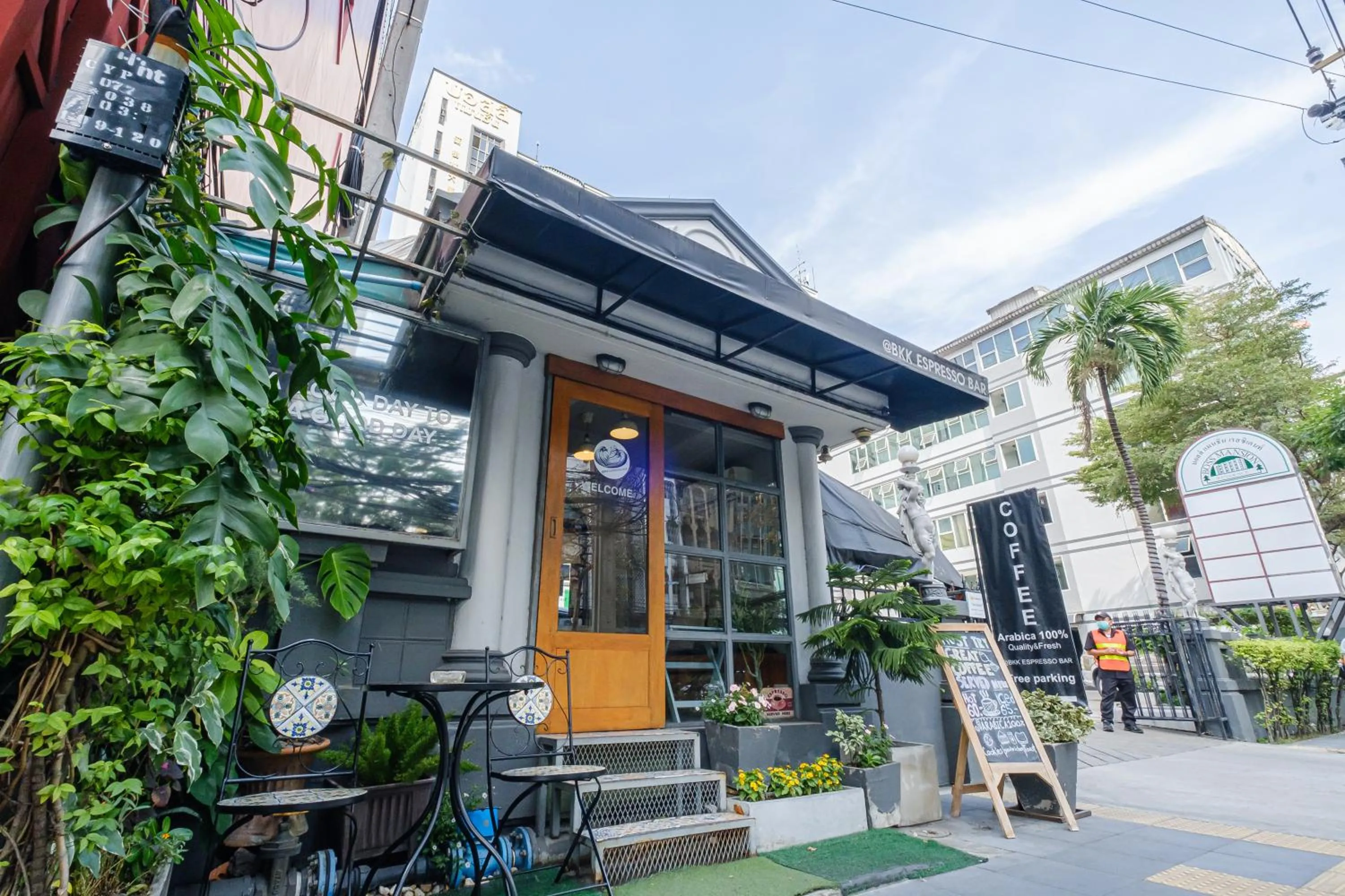 Restaurant/places to eat in Boss Mansion