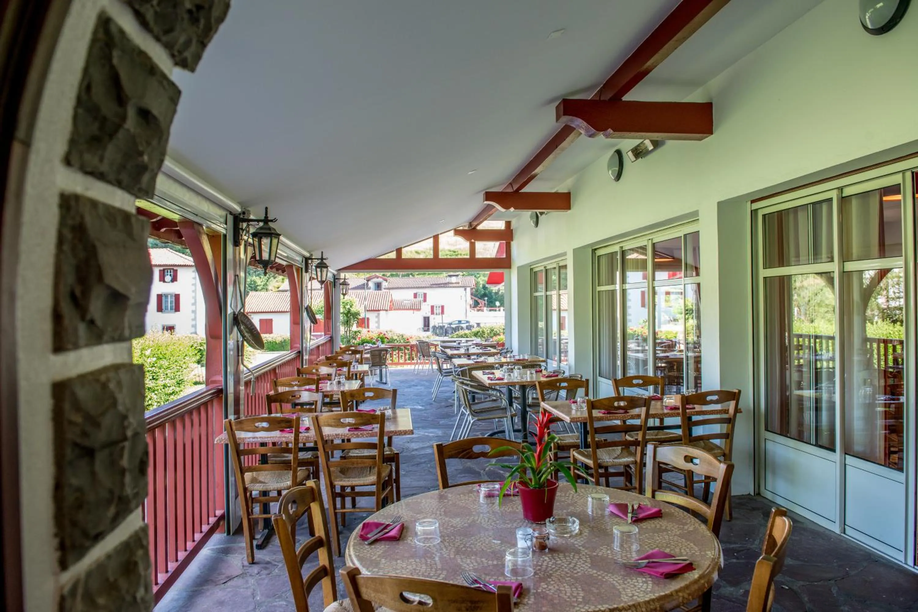 Restaurant/places to eat in Logis Hotel Ur-Hegian