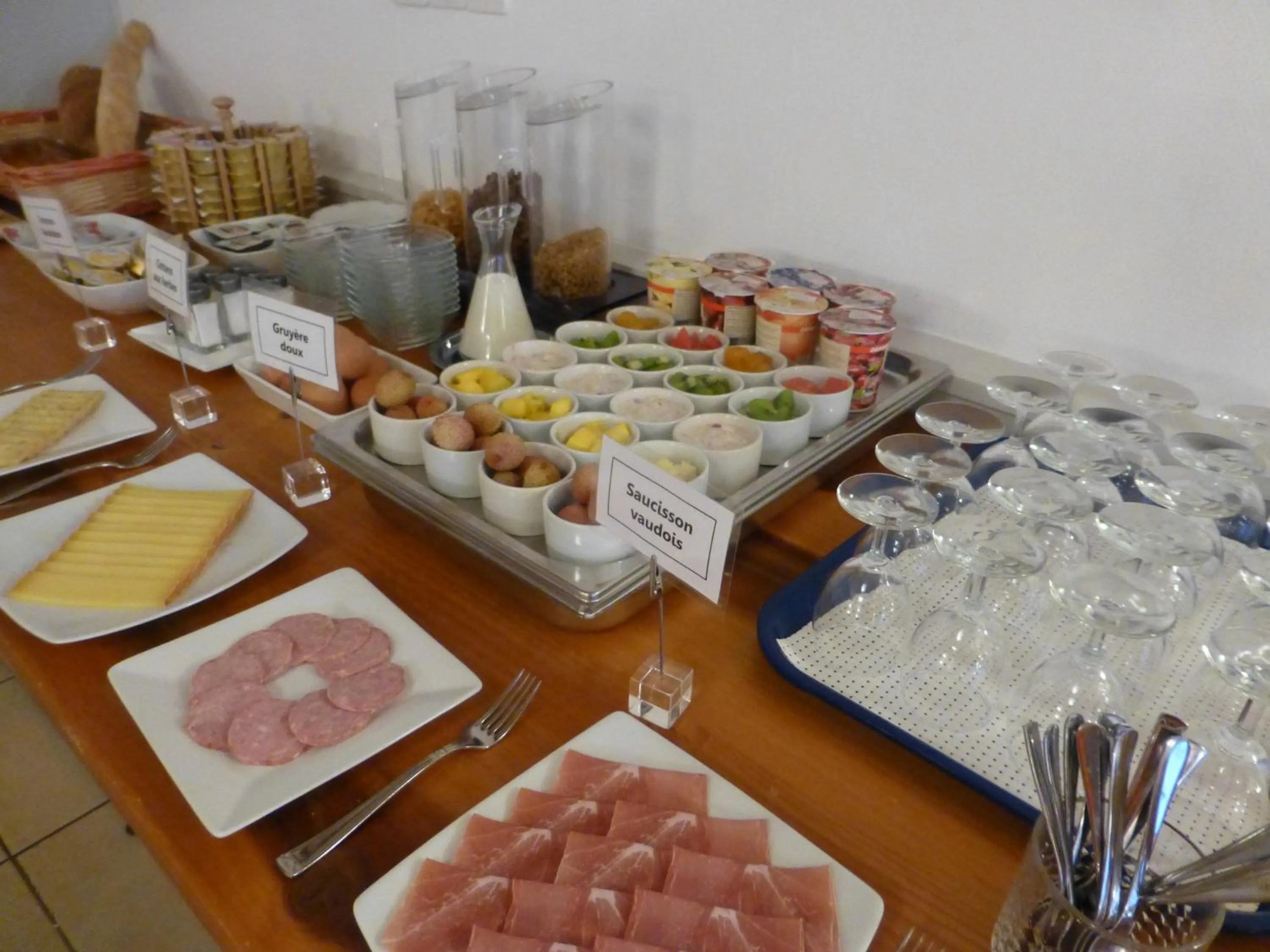 Buffet breakfast in Hôtel de France