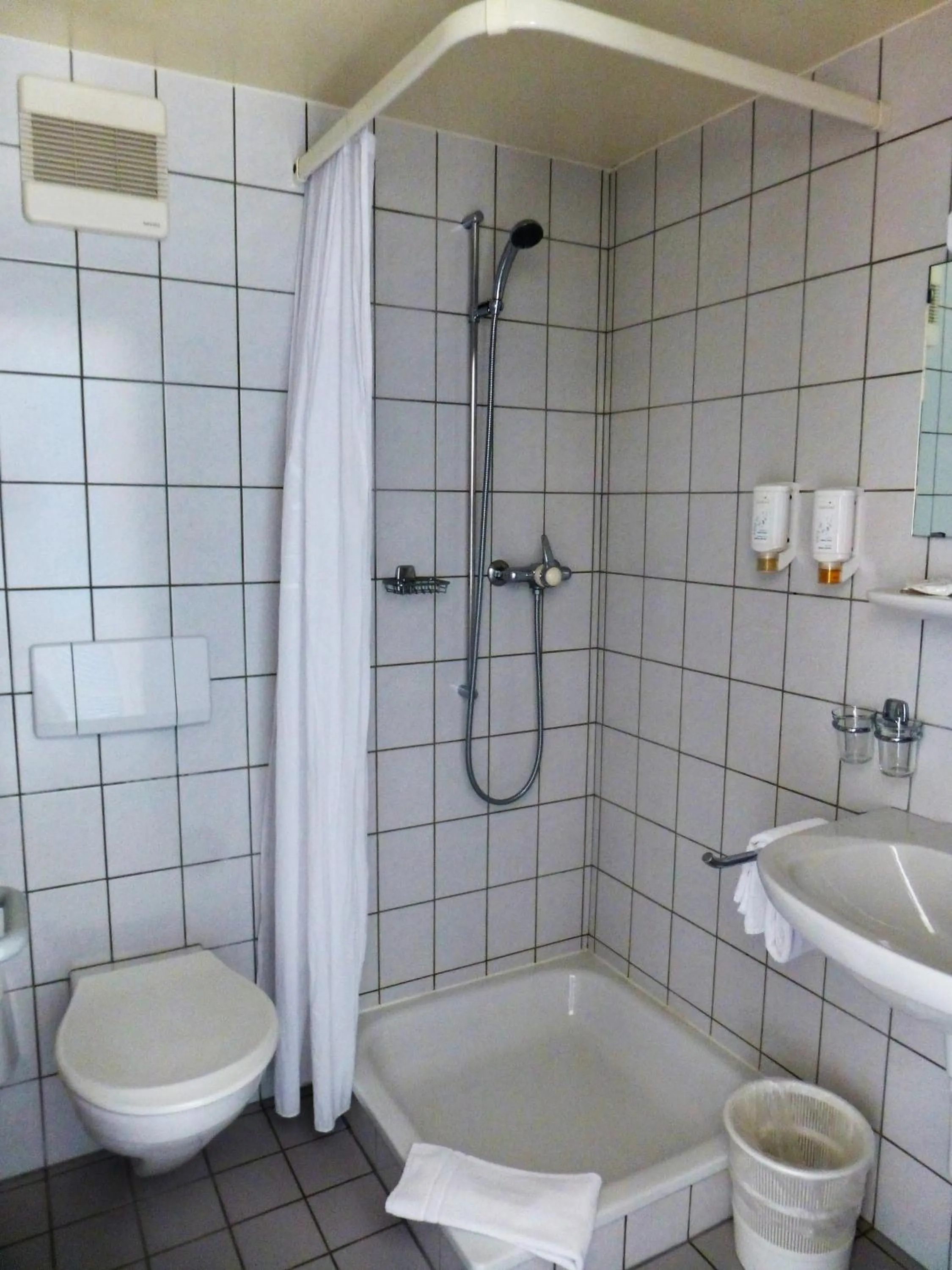 Bathroom in Hôtel de France