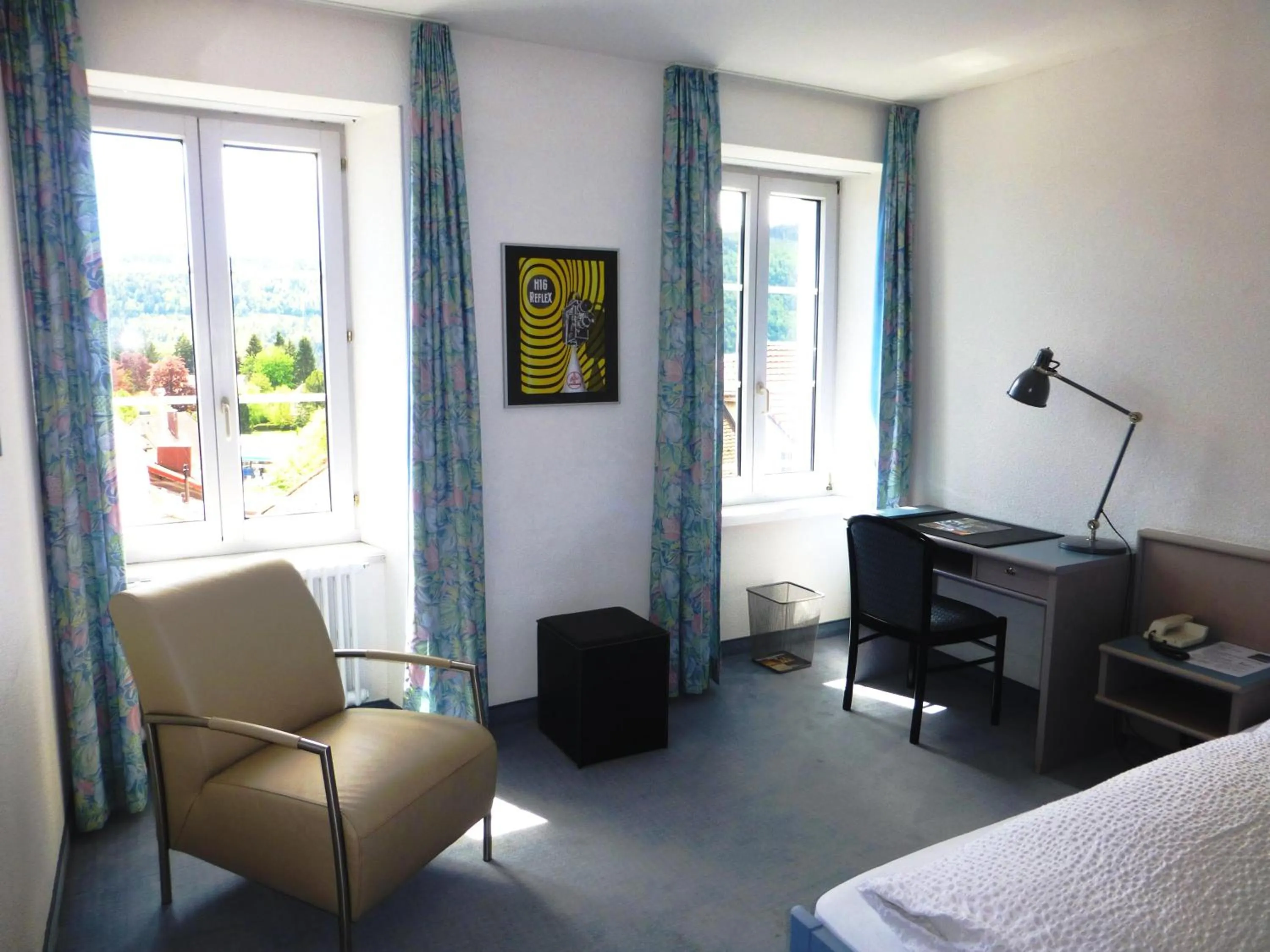 Seating area, Bed in Hôtel de France