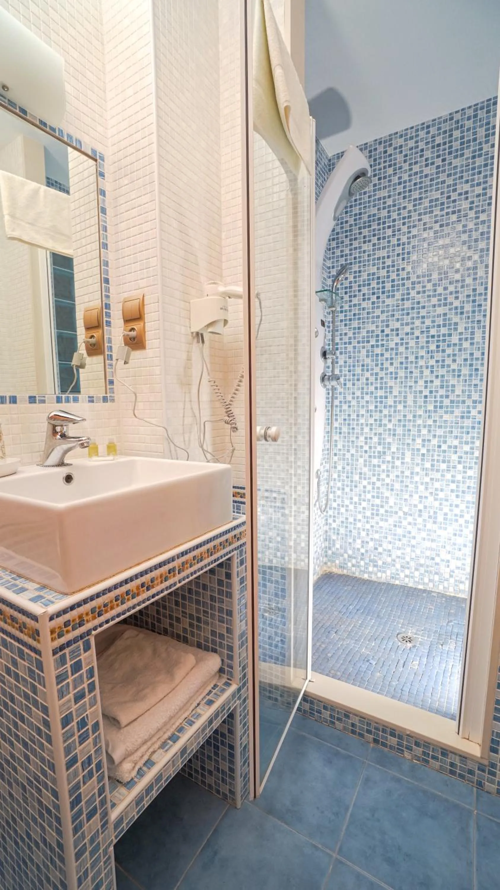 Shower in Posada Venta Hornizo