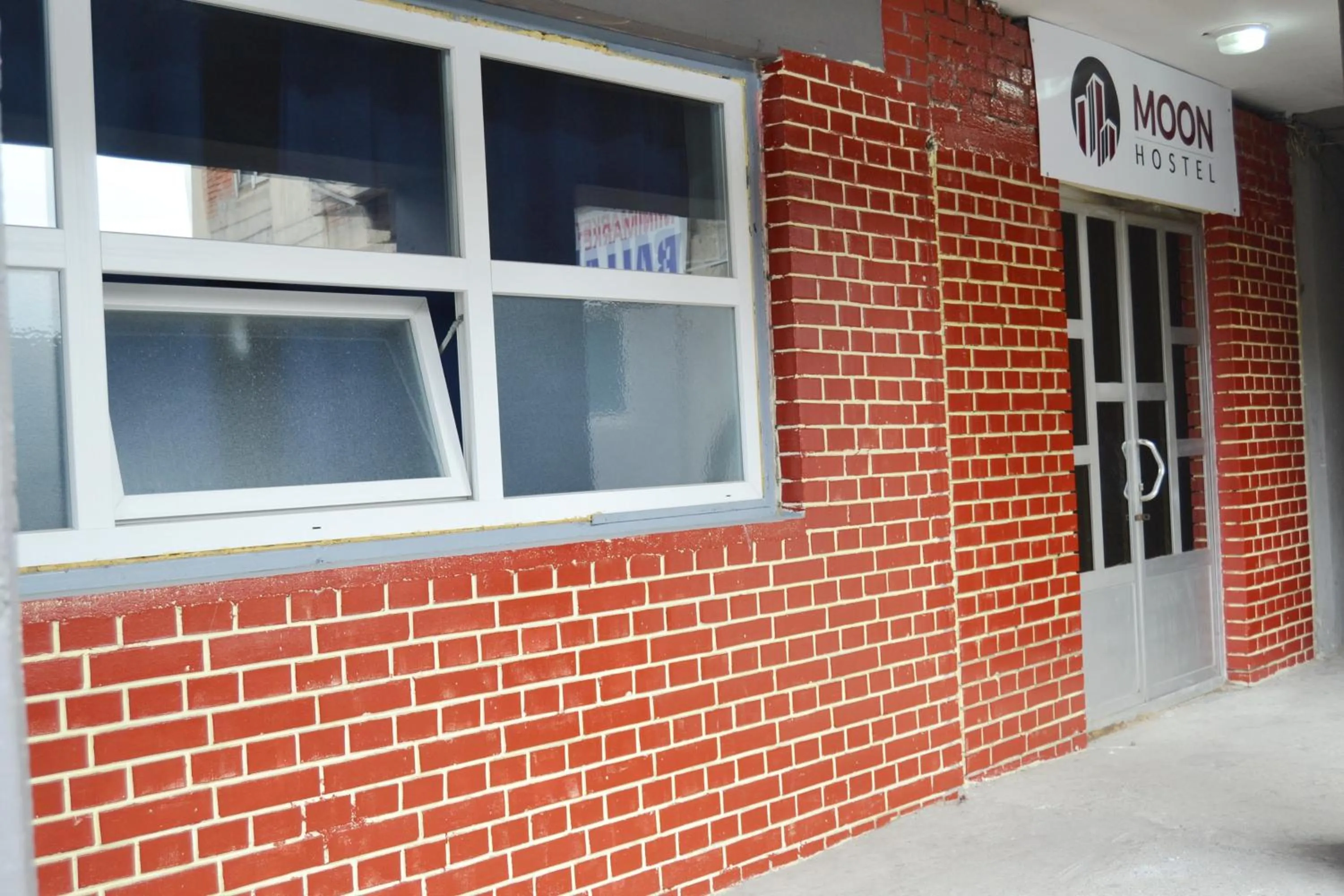 Facade/entrance in Moon Hostel