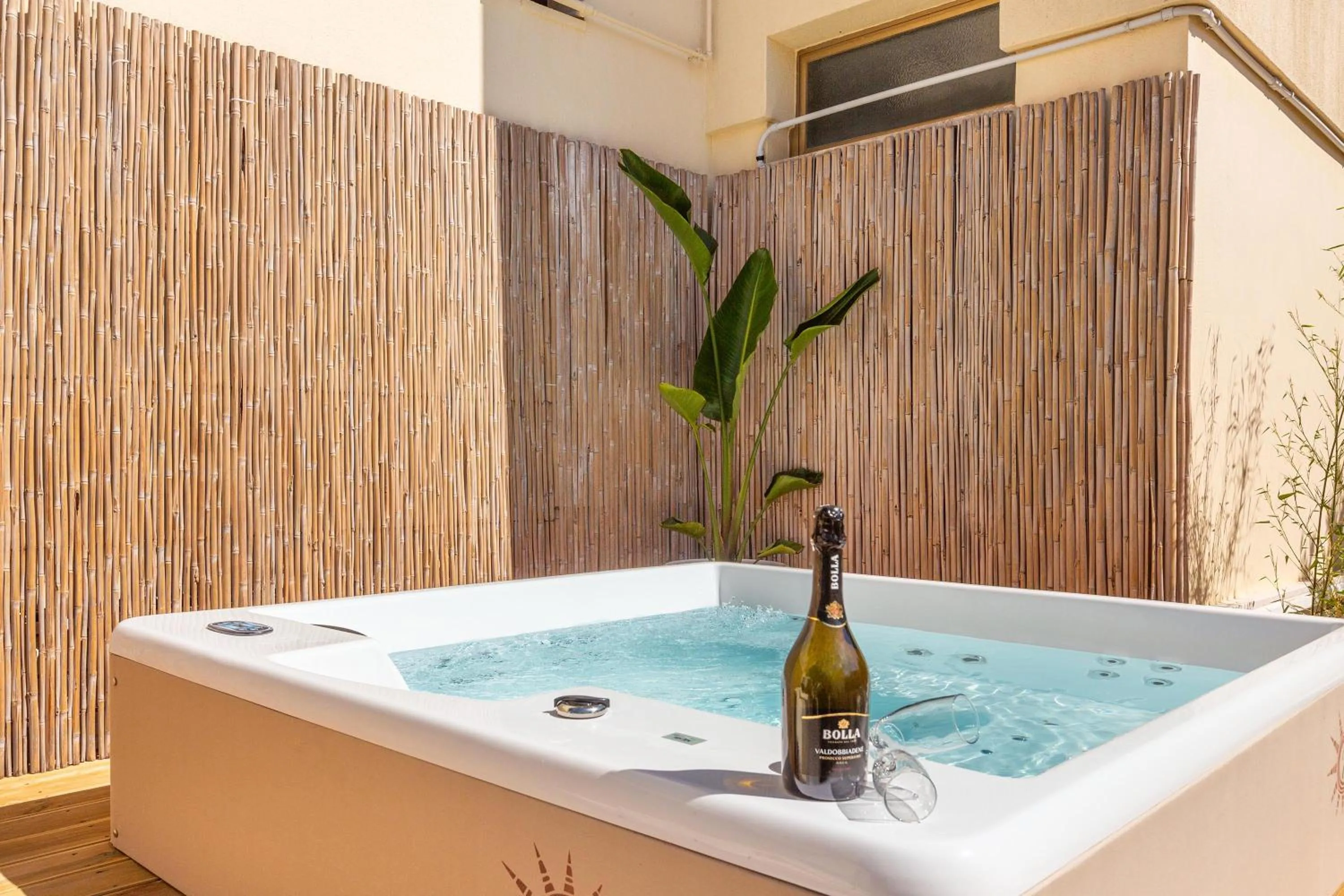 Hot Tub in Salento Inside