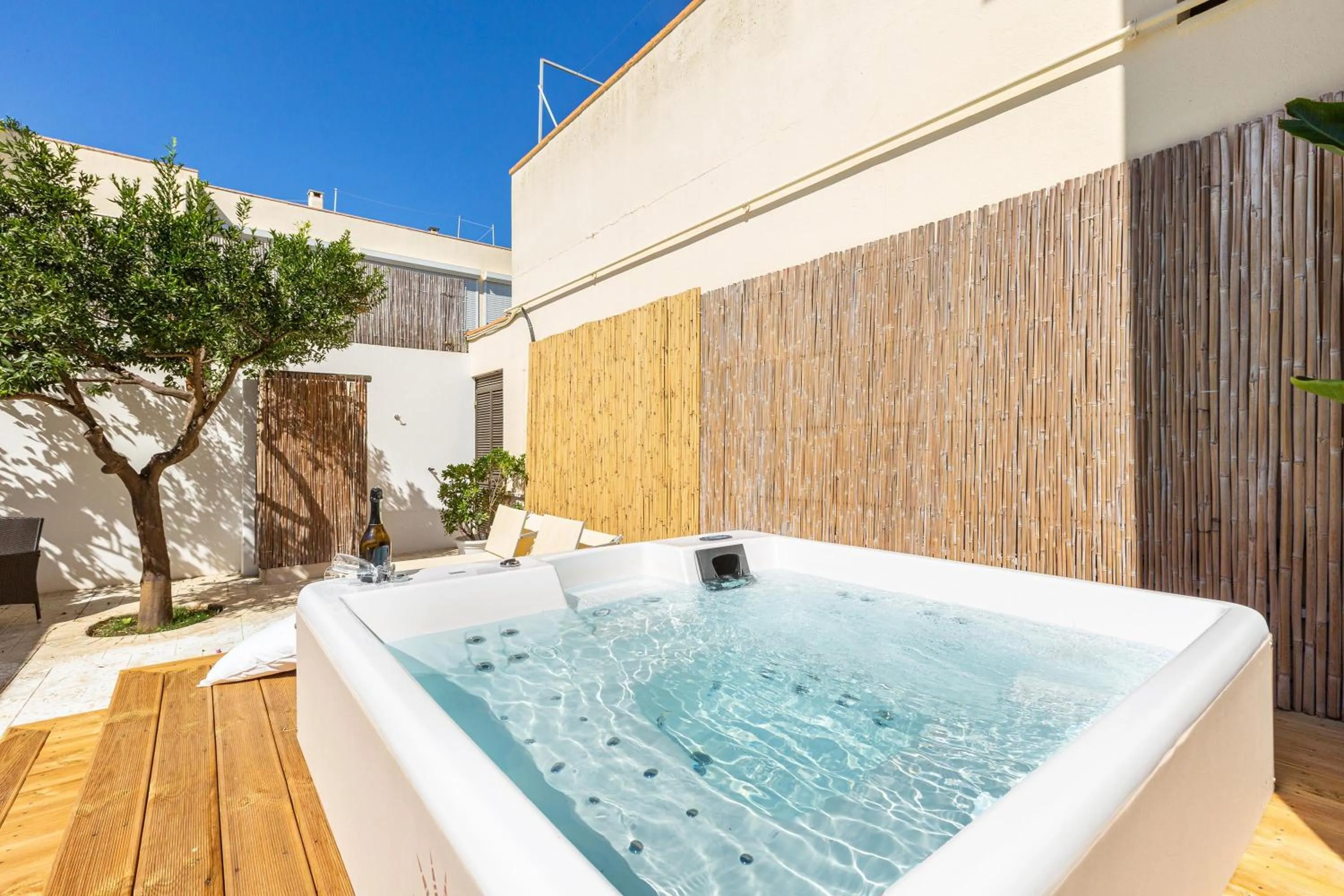 Hot Tub in Salento Inside