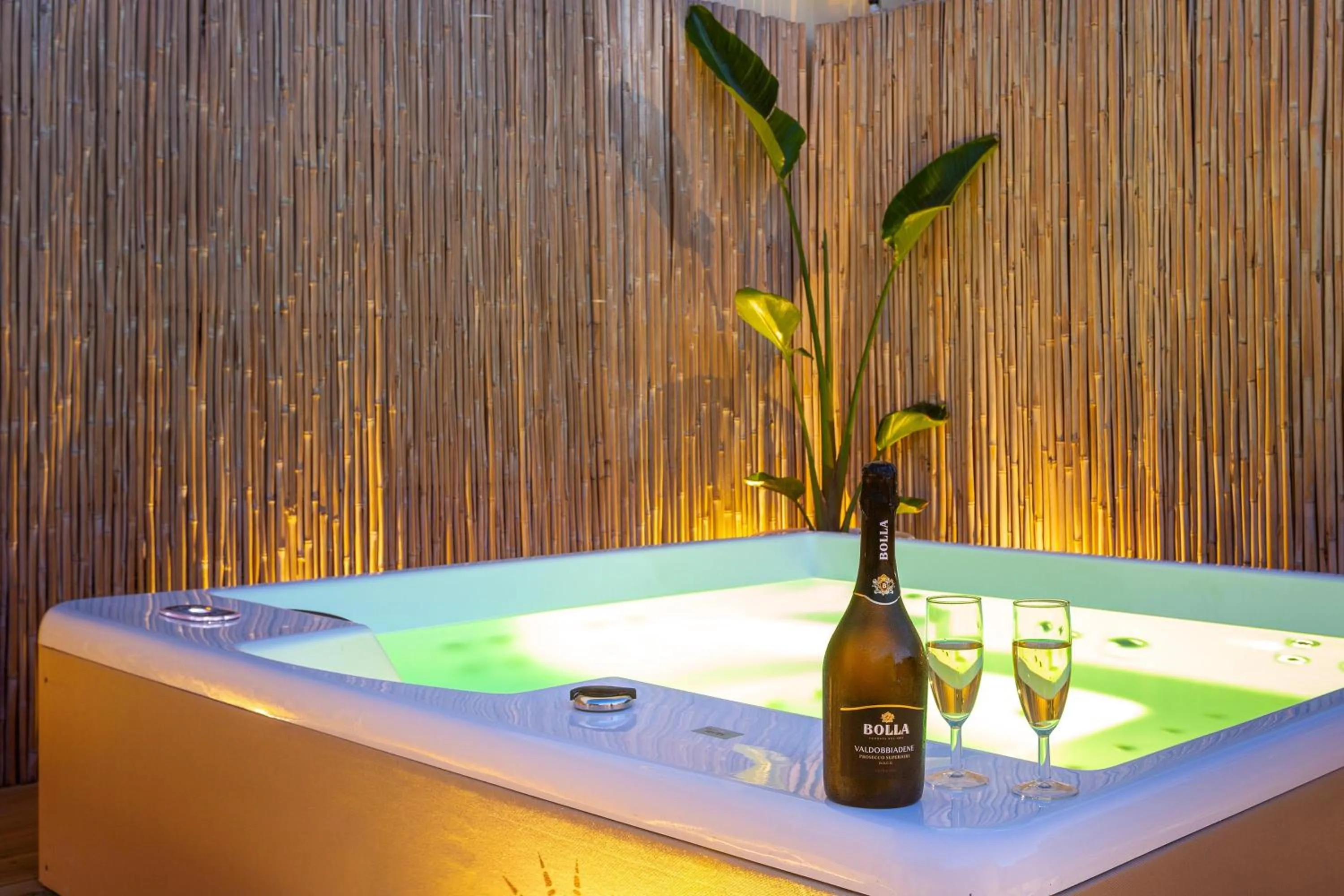 Hot Tub in Salento Inside