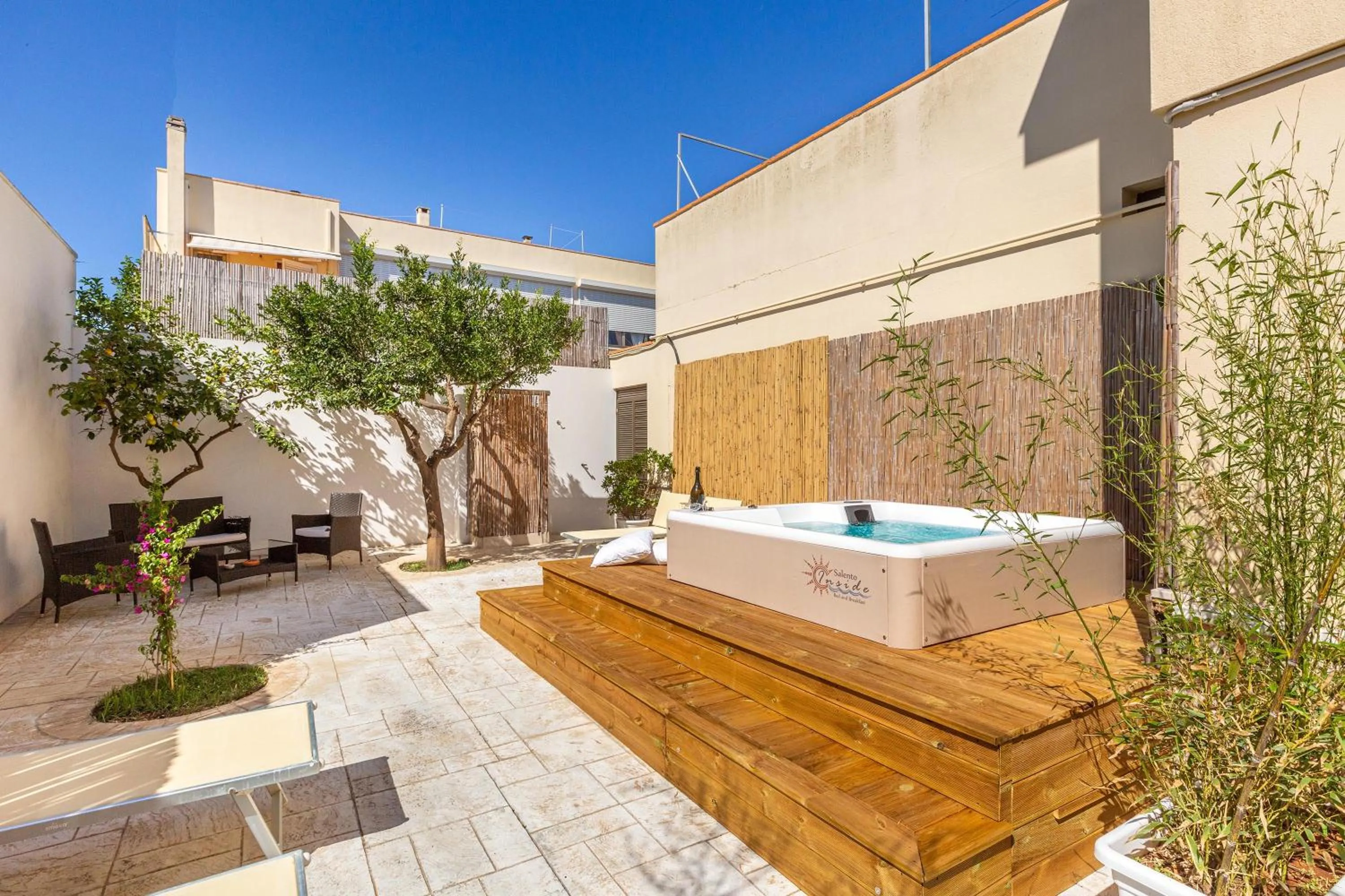 Hot Tub in Salento Inside