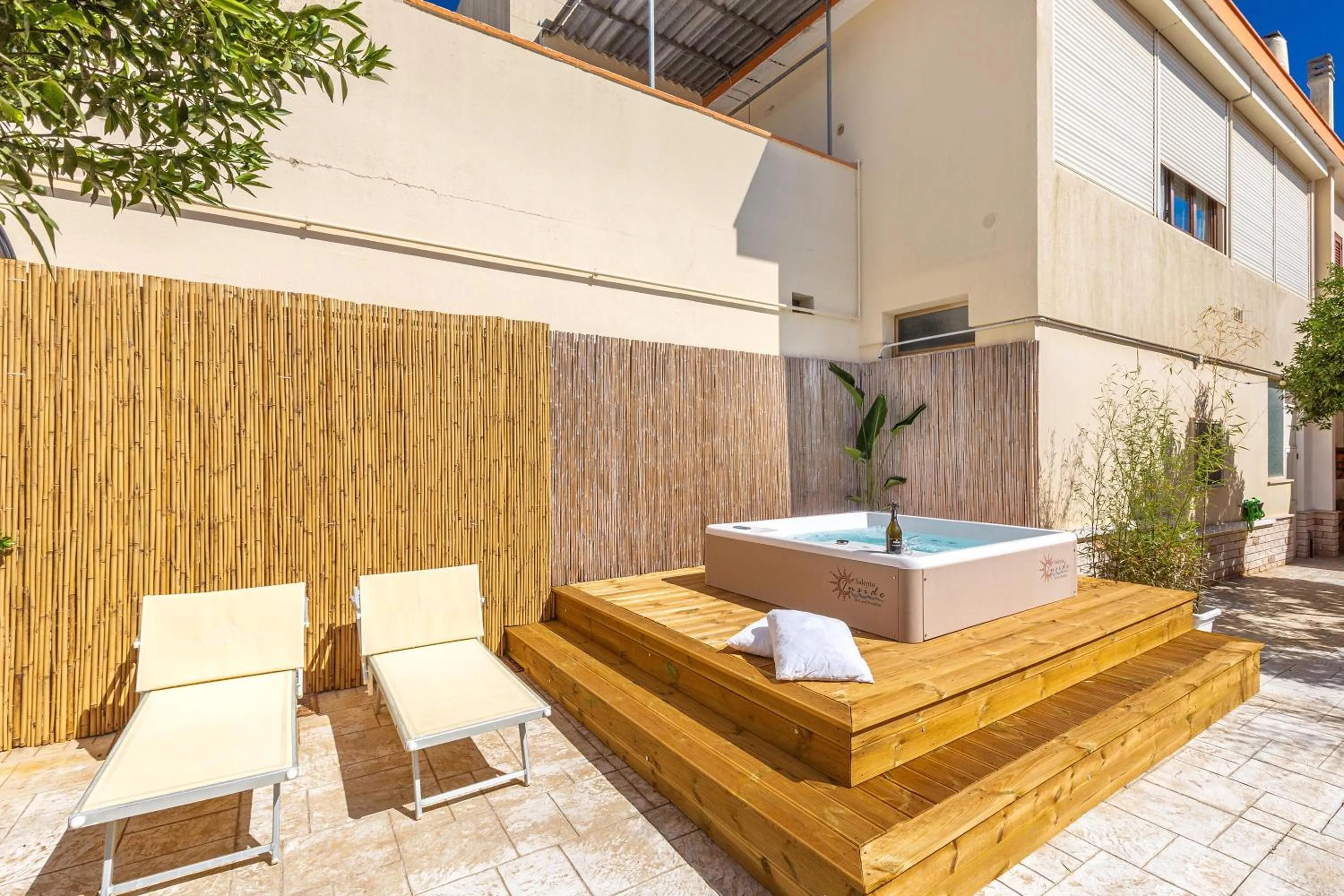 Hot Tub in Salento Inside