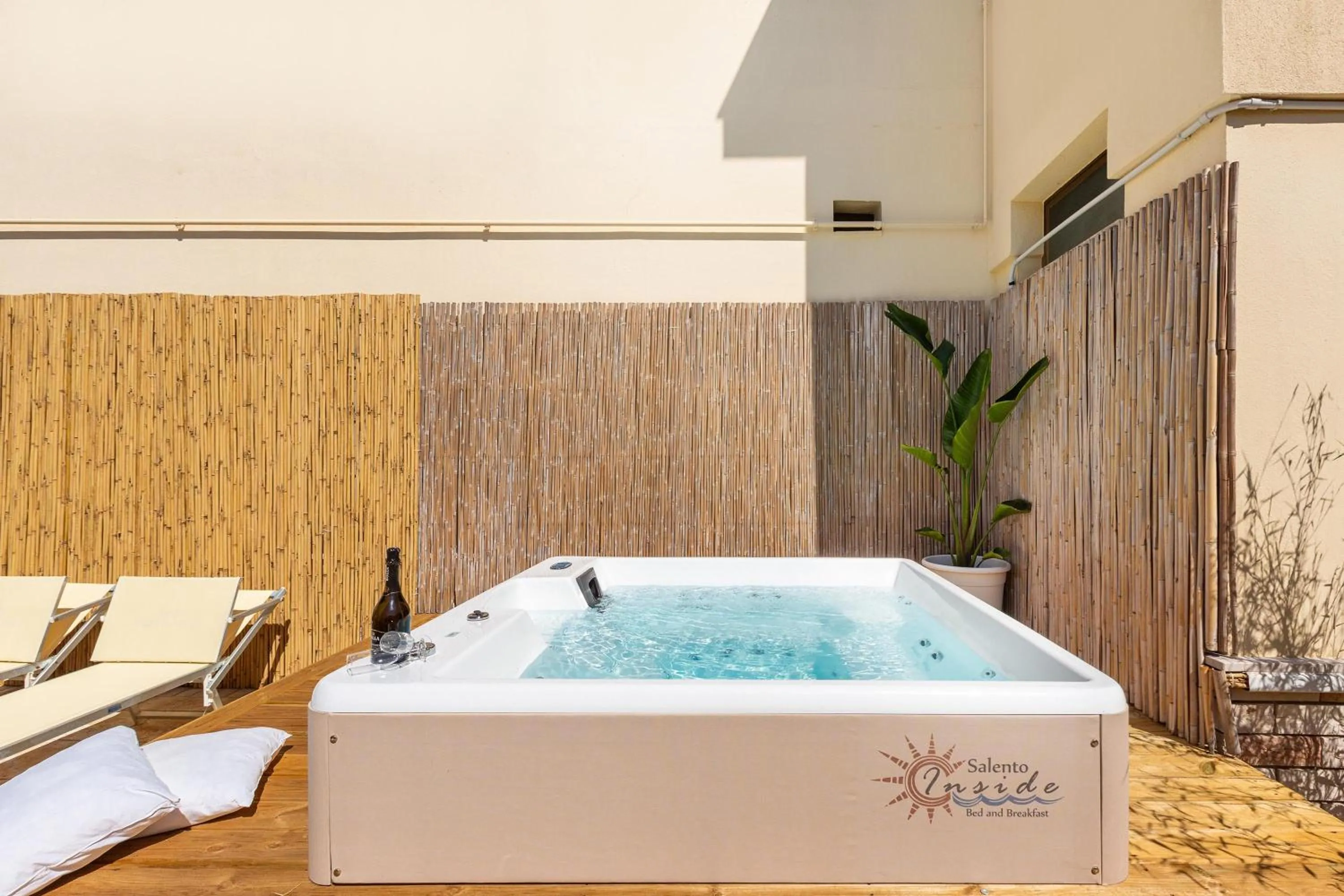 Hot Tub in Salento Inside