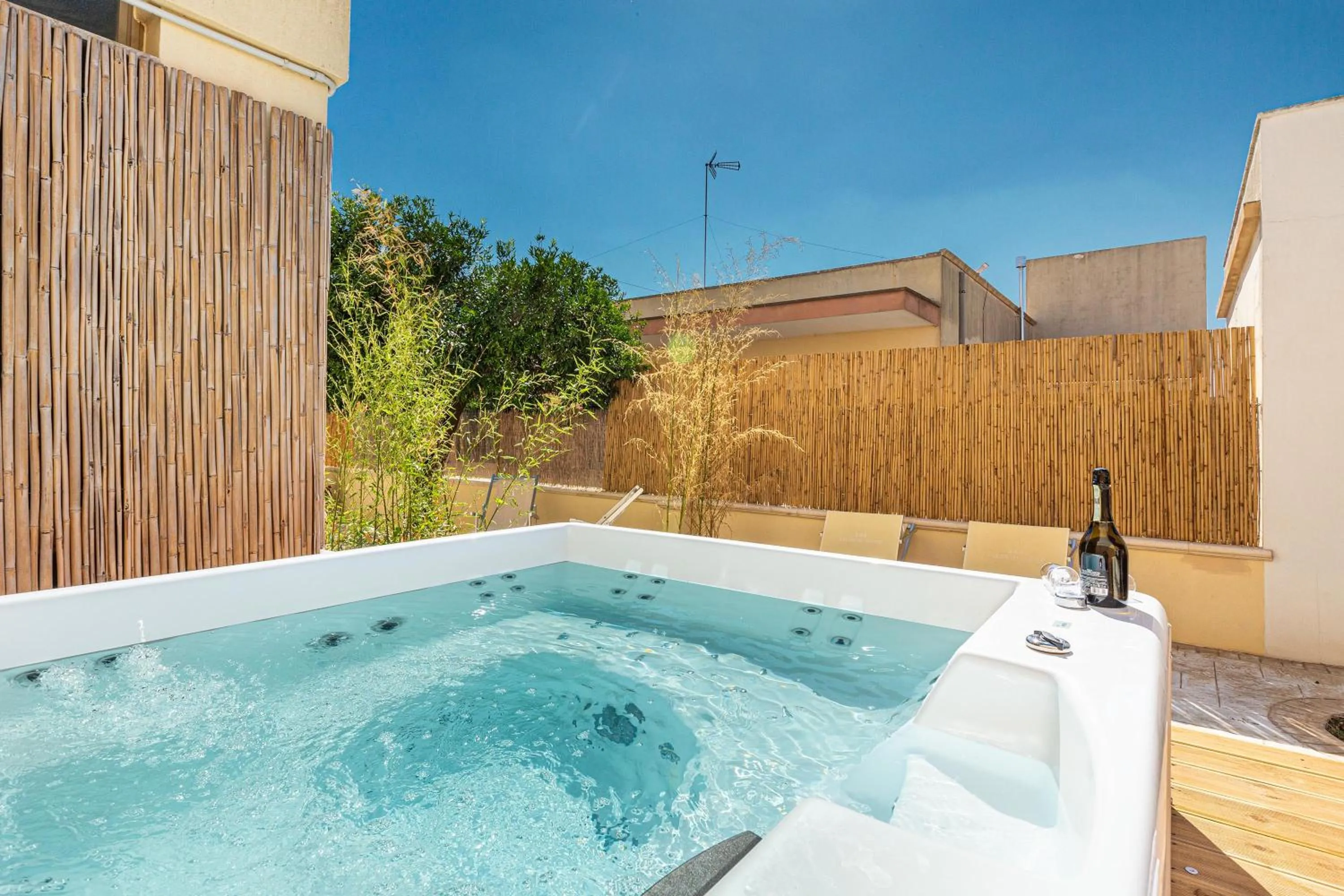 Hot Tub in Salento Inside