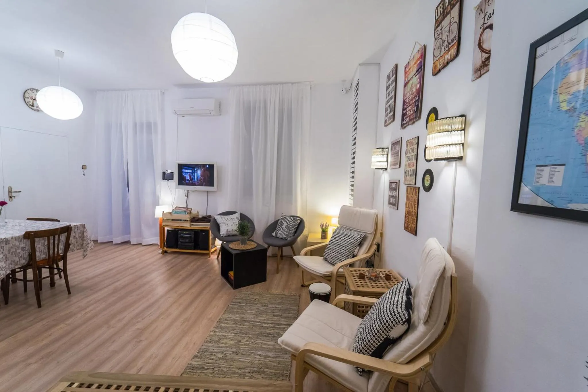 TV and multimedia in Pijama Hostel