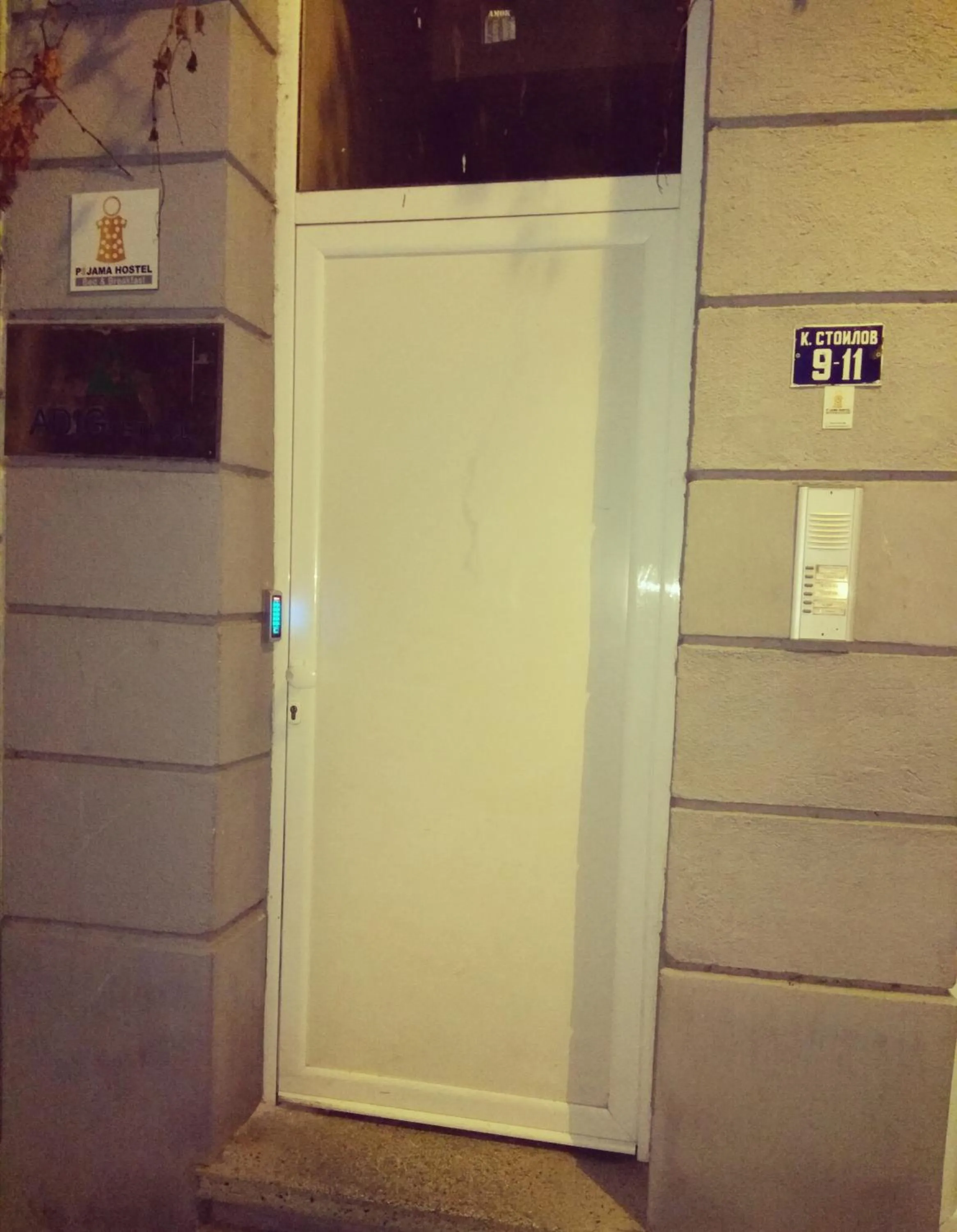 Property building in Pijama Hostel