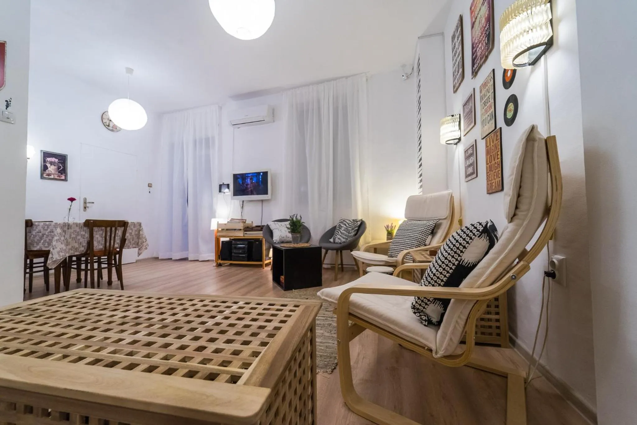 Restaurant/places to eat in Pijama Hostel