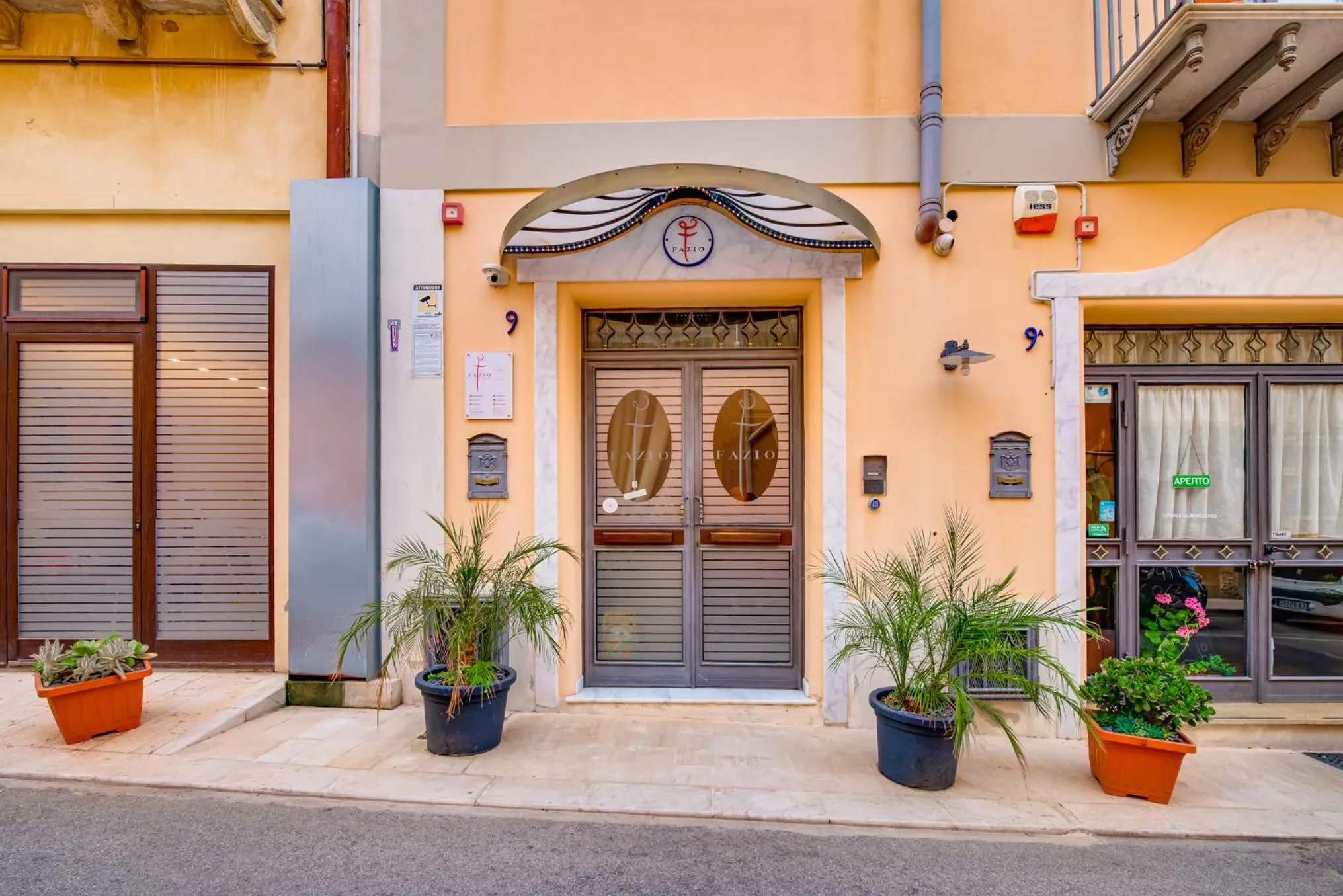 Facade/entrance in Fazio Rooms