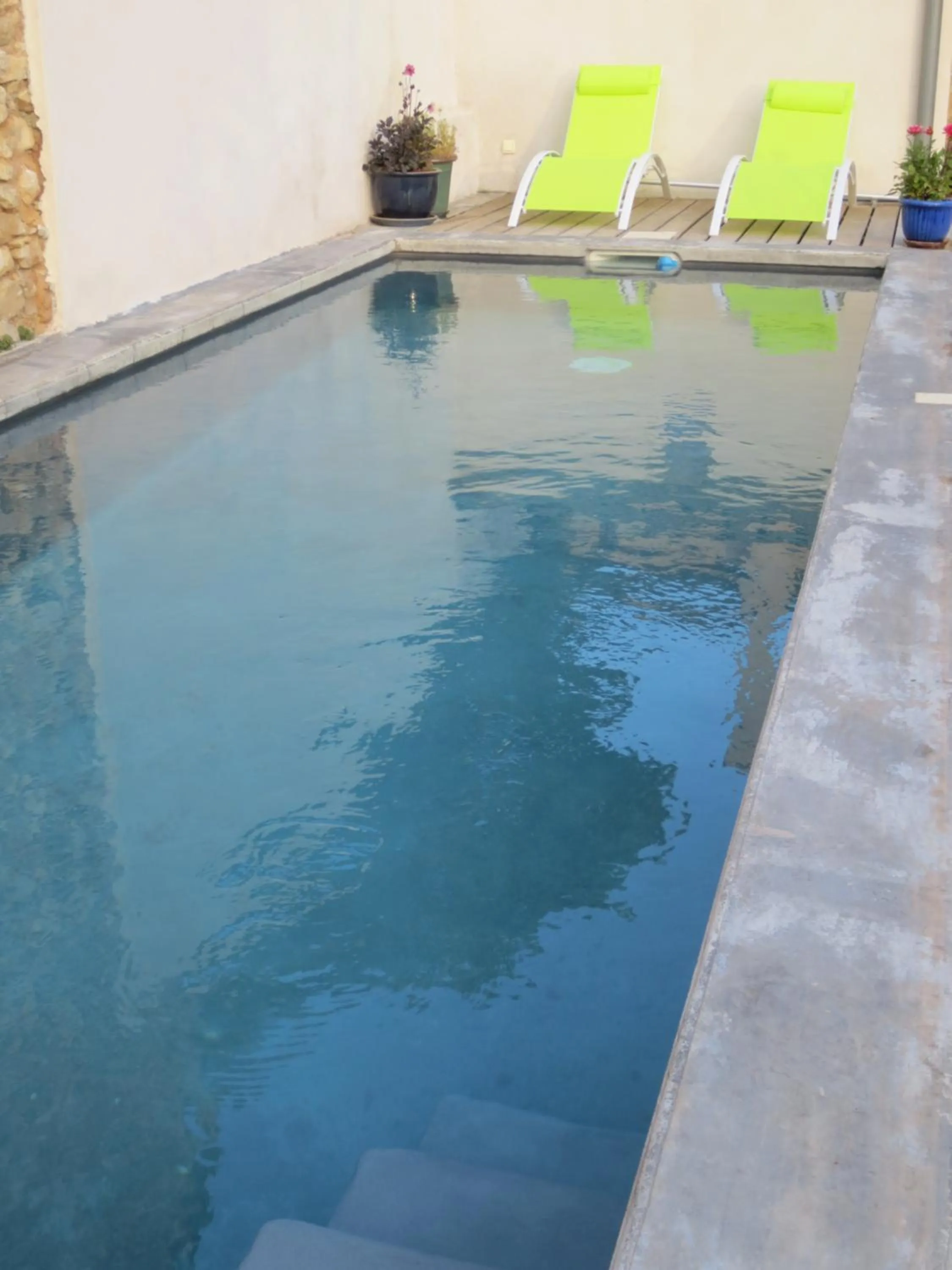 Pool view in Oustau du Ventoux