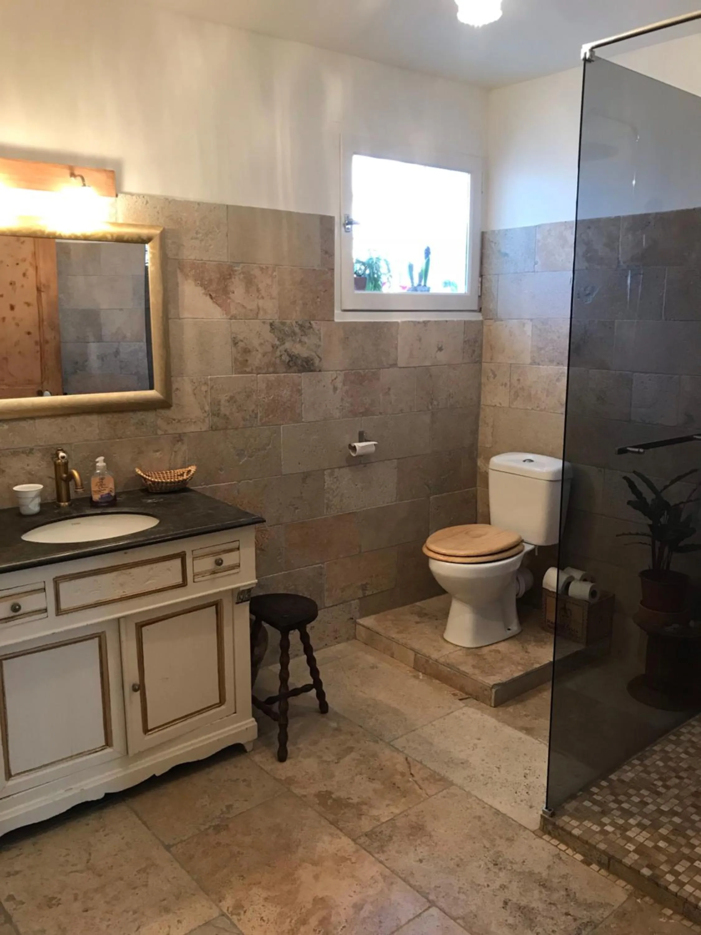 Shower in Oustau du Ventoux