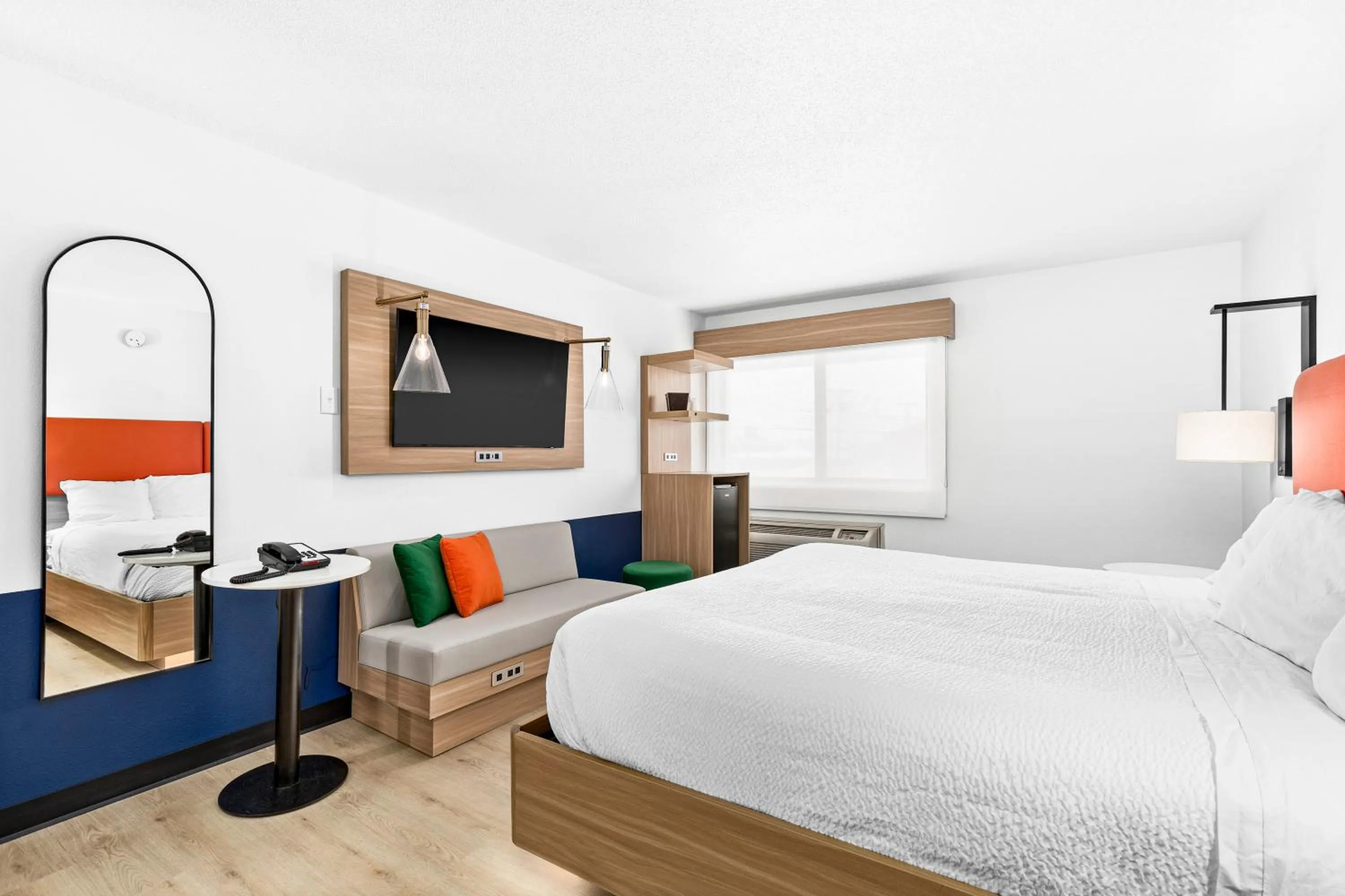 TV and multimedia in Superior & Sage Hotel