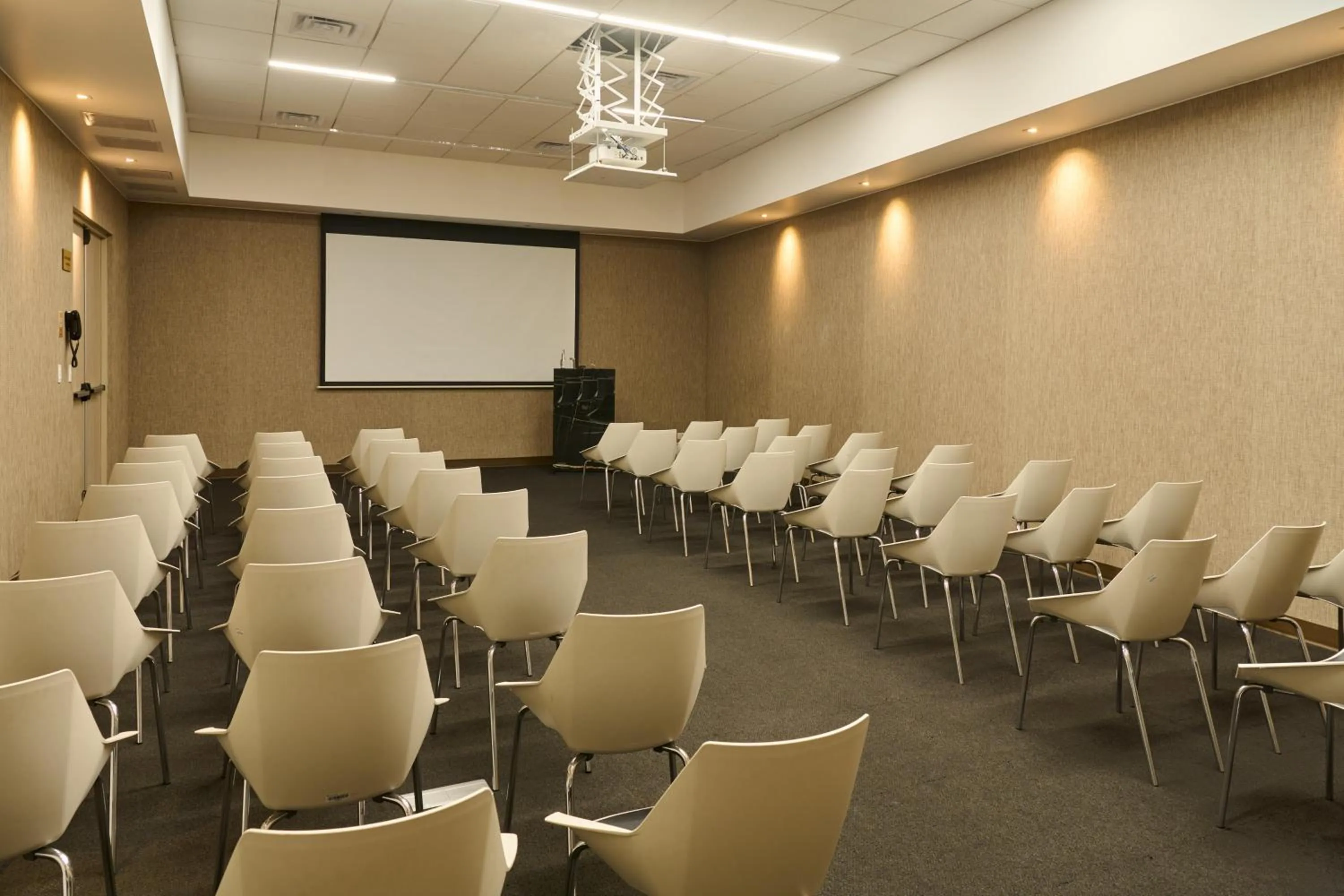 Meeting/conference room in INNSiDE by Meliá Lima Miraflores
