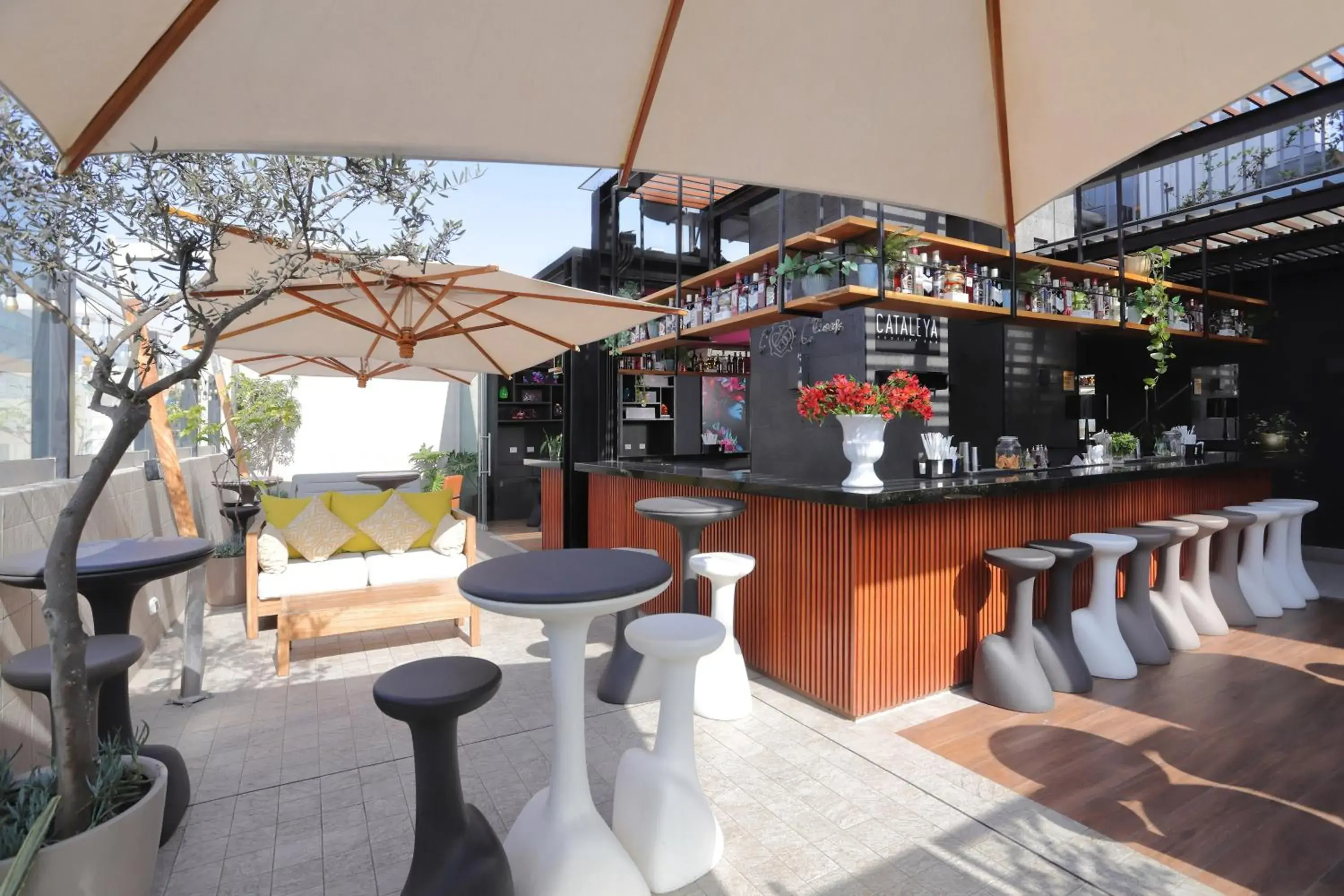 Lounge or bar in INNSiDE by Meliá Lima Miraflores Lounge or bar in INNSiDE by Meliá Lima Miraflores