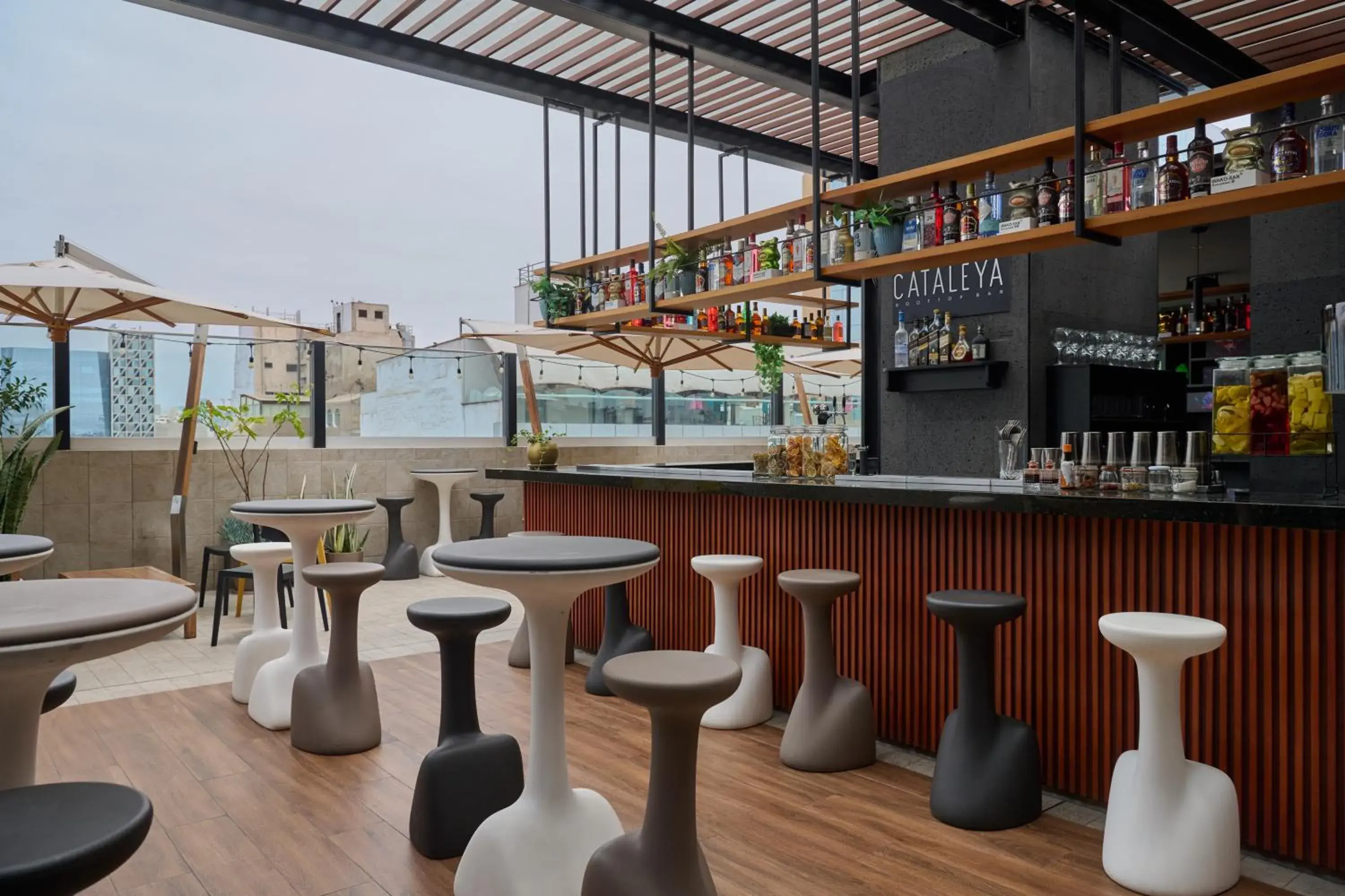 Lounge or bar in INNSiDE by Meliá Lima Miraflores Lounge or bar in INNSiDE by Meliá Lima Miraflores