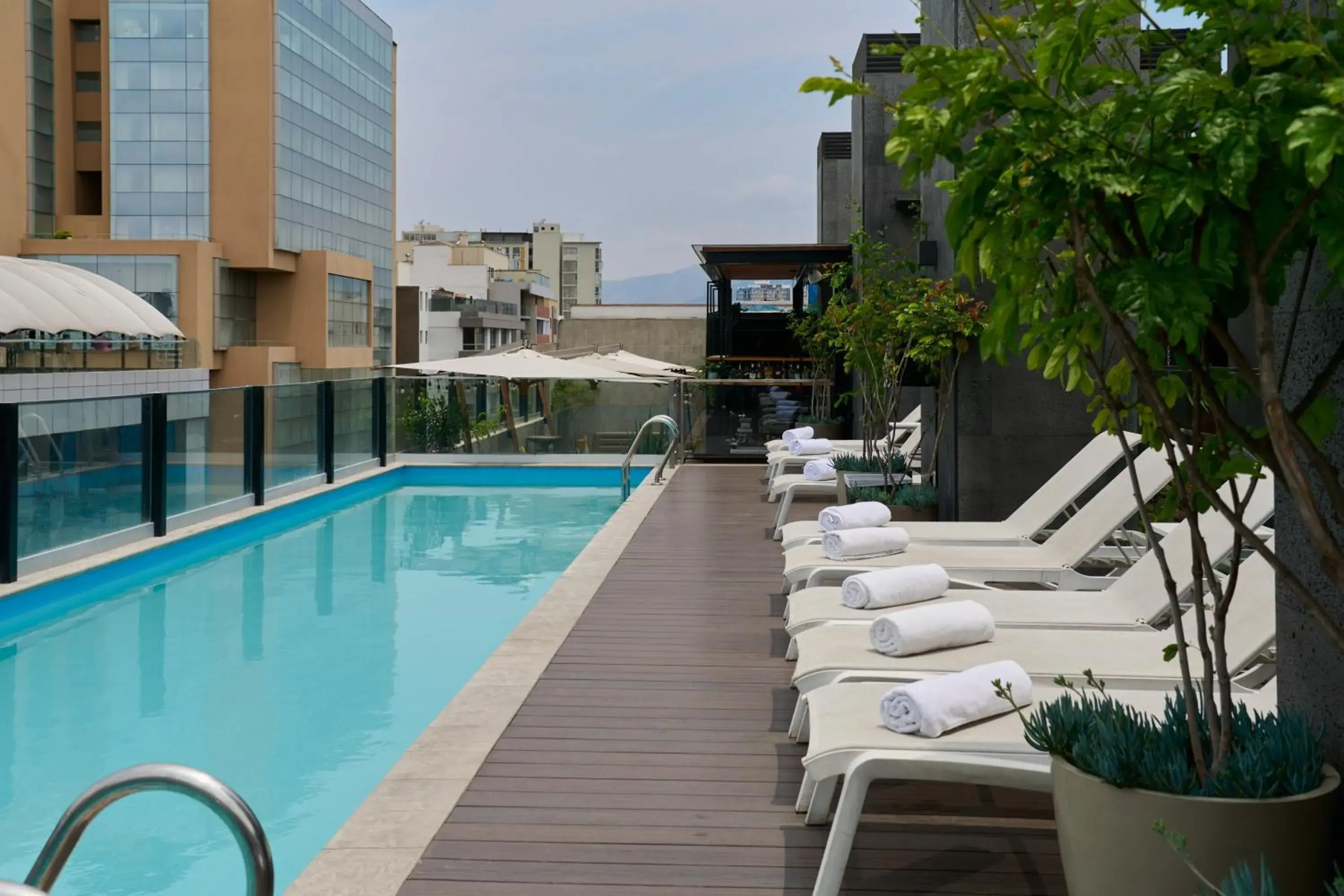 Swimming pool in INNSiDE by Meliá Lima Miraflores Swimming pool in INNSiDE by Meliá Lima Miraflores