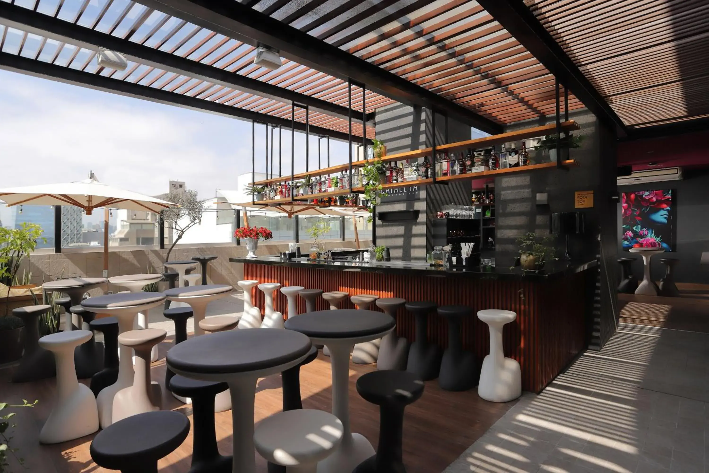 Lounge or bar in INNSiDE by Meliá Lima Miraflores Lounge or bar in INNSiDE by Meliá Lima Miraflores