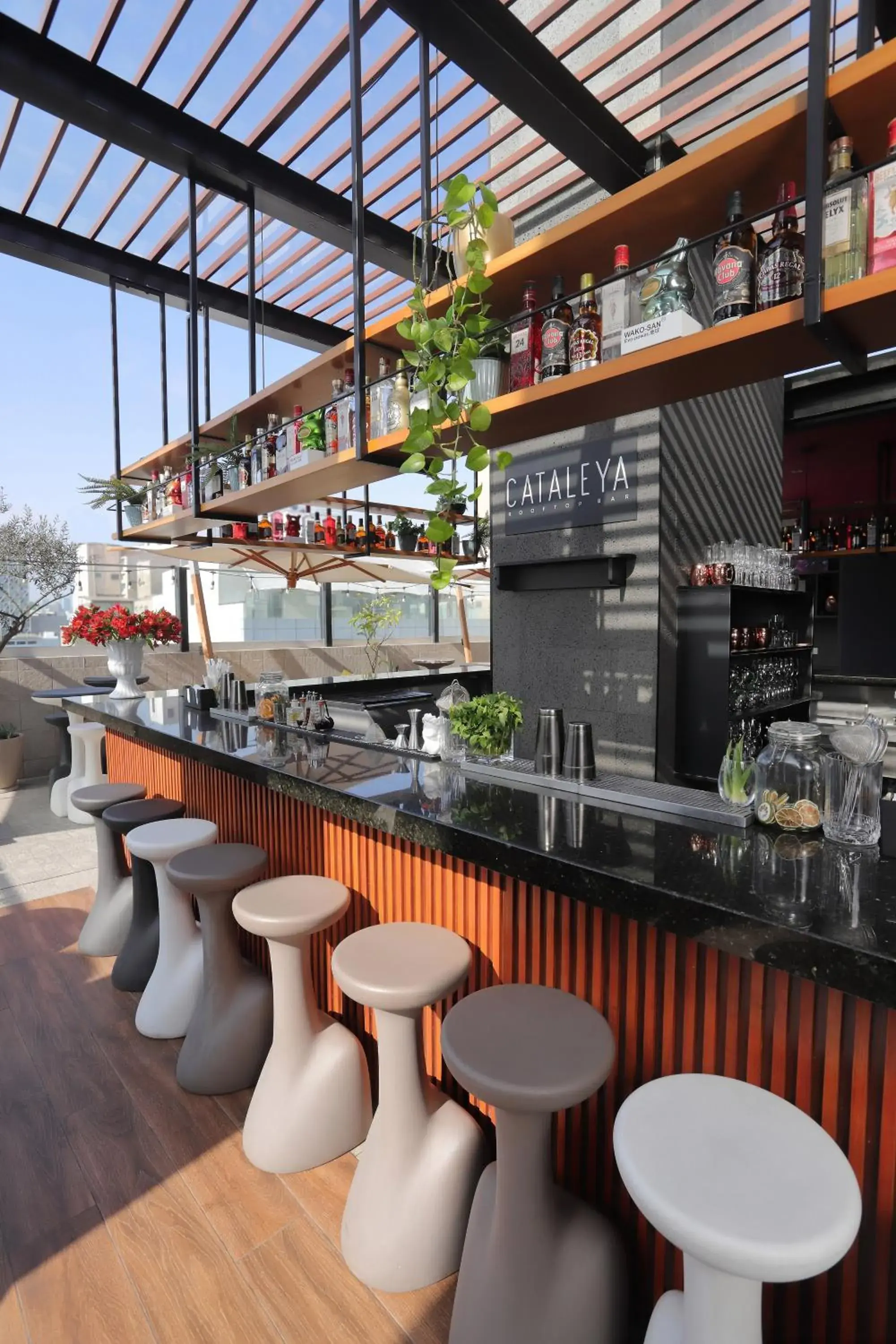 Lounge or bar in INNSiDE by Meliá Lima Miraflores Lounge or bar in INNSiDE by Meliá Lima Miraflores
