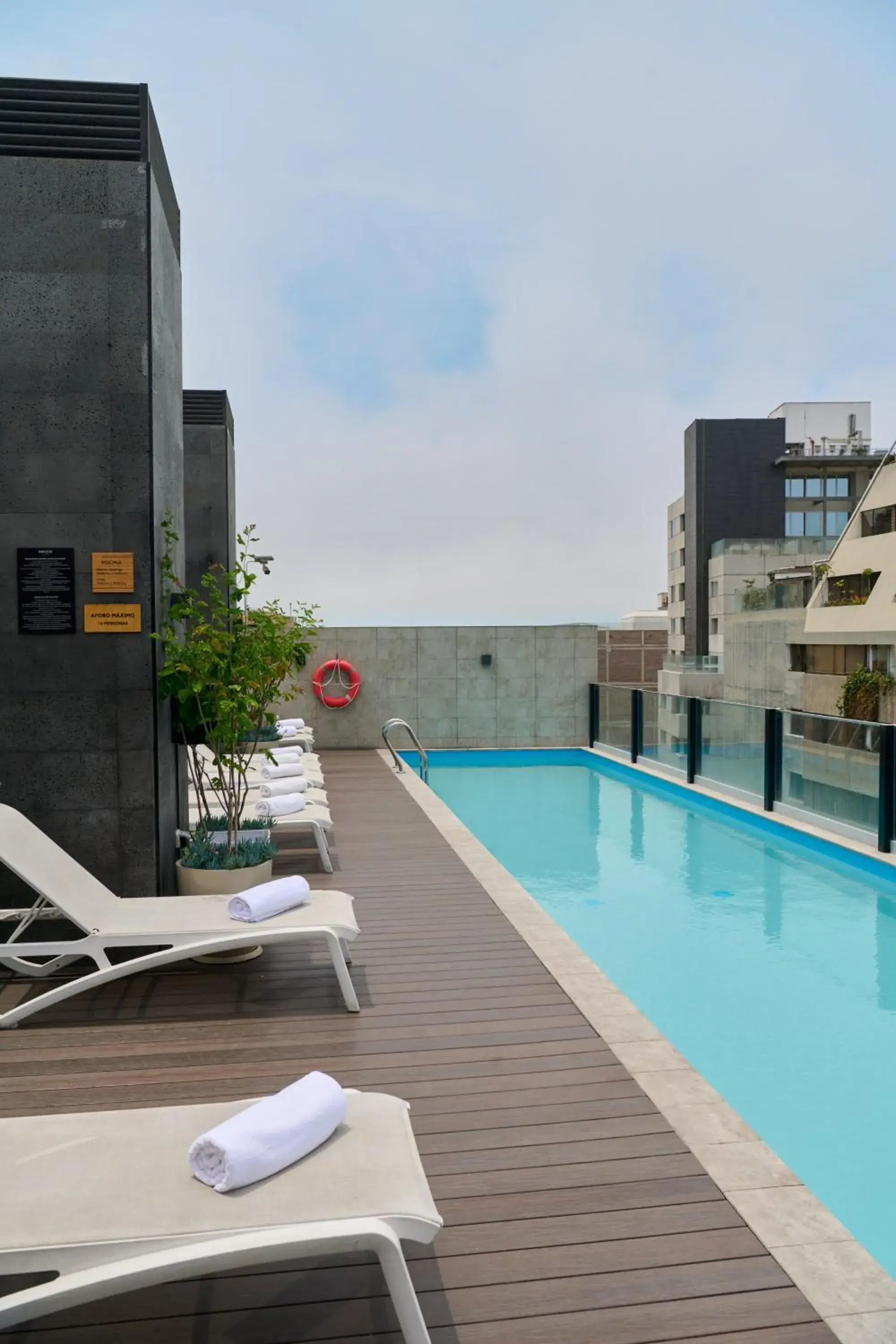 Swimming pool in INNSiDE by Meliá Lima Miraflores Swimming pool in INNSiDE by Meliá Lima Miraflores