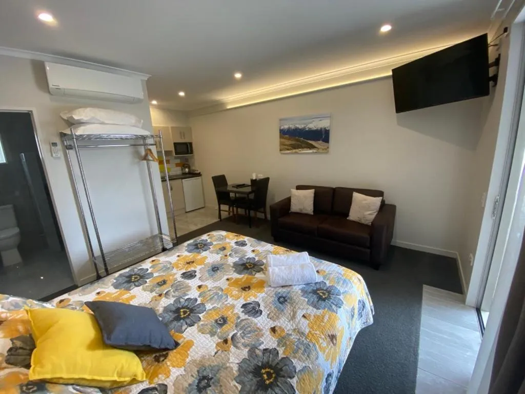 TV and multimedia, Bed in BigSky Motels