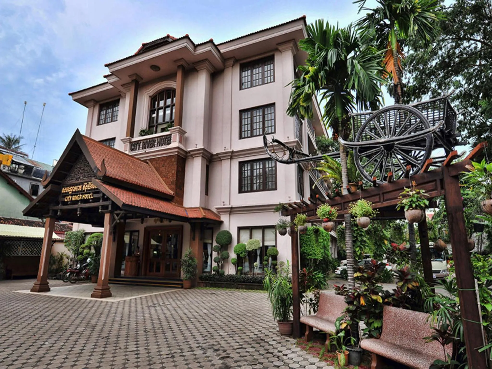Facade/entrance in City River Hotel