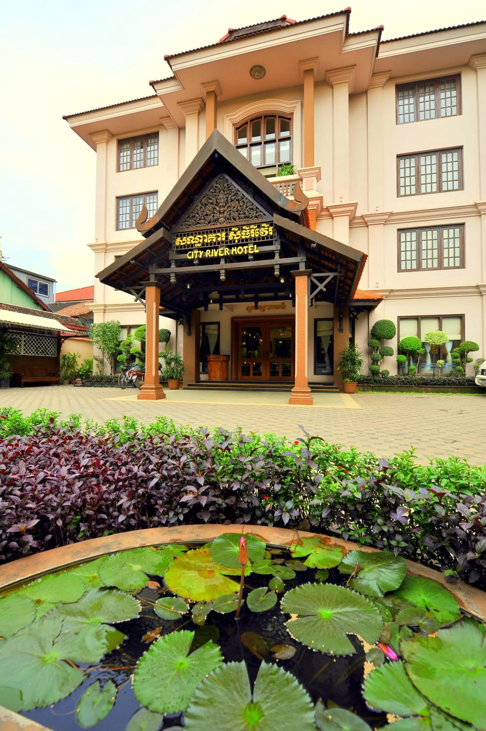 Facade/entrance in City River Hotel