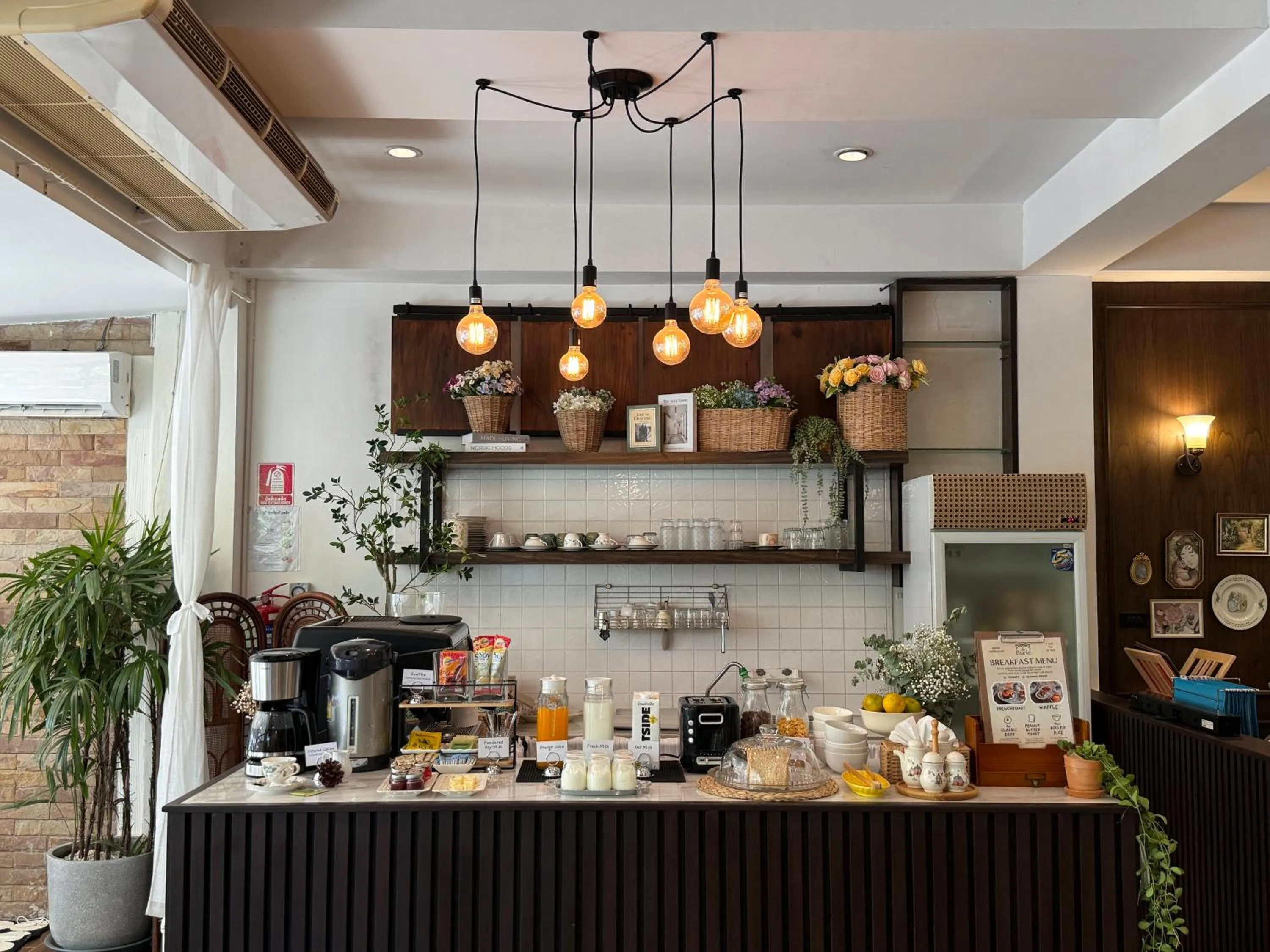 Breakfast in La Burie Gallery Hotel