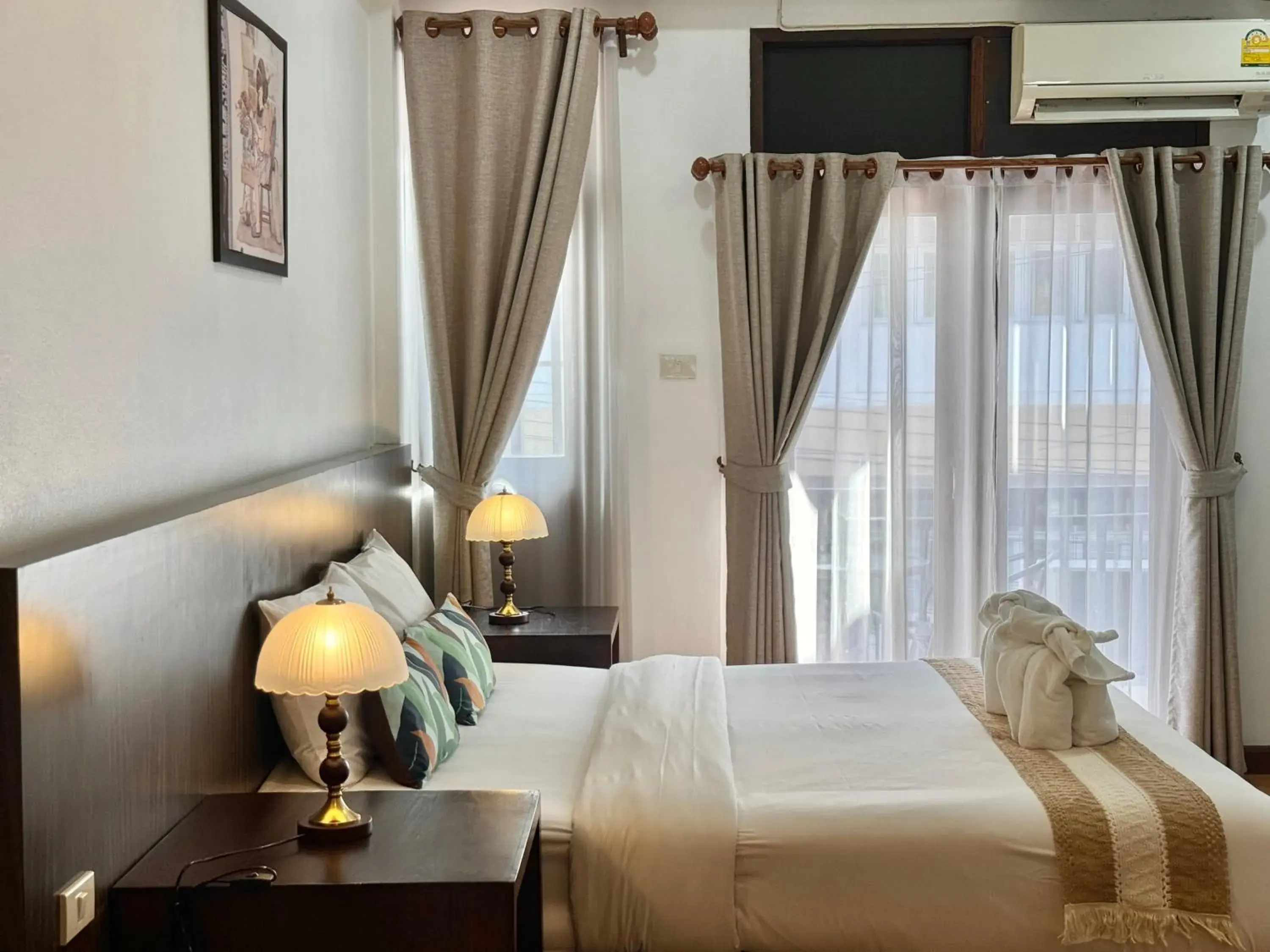 Deluxe Double Room with Balcony in La Burie Gallery Hotel Deluxe Double Room with Balcony in La Burie Gallery Hotel