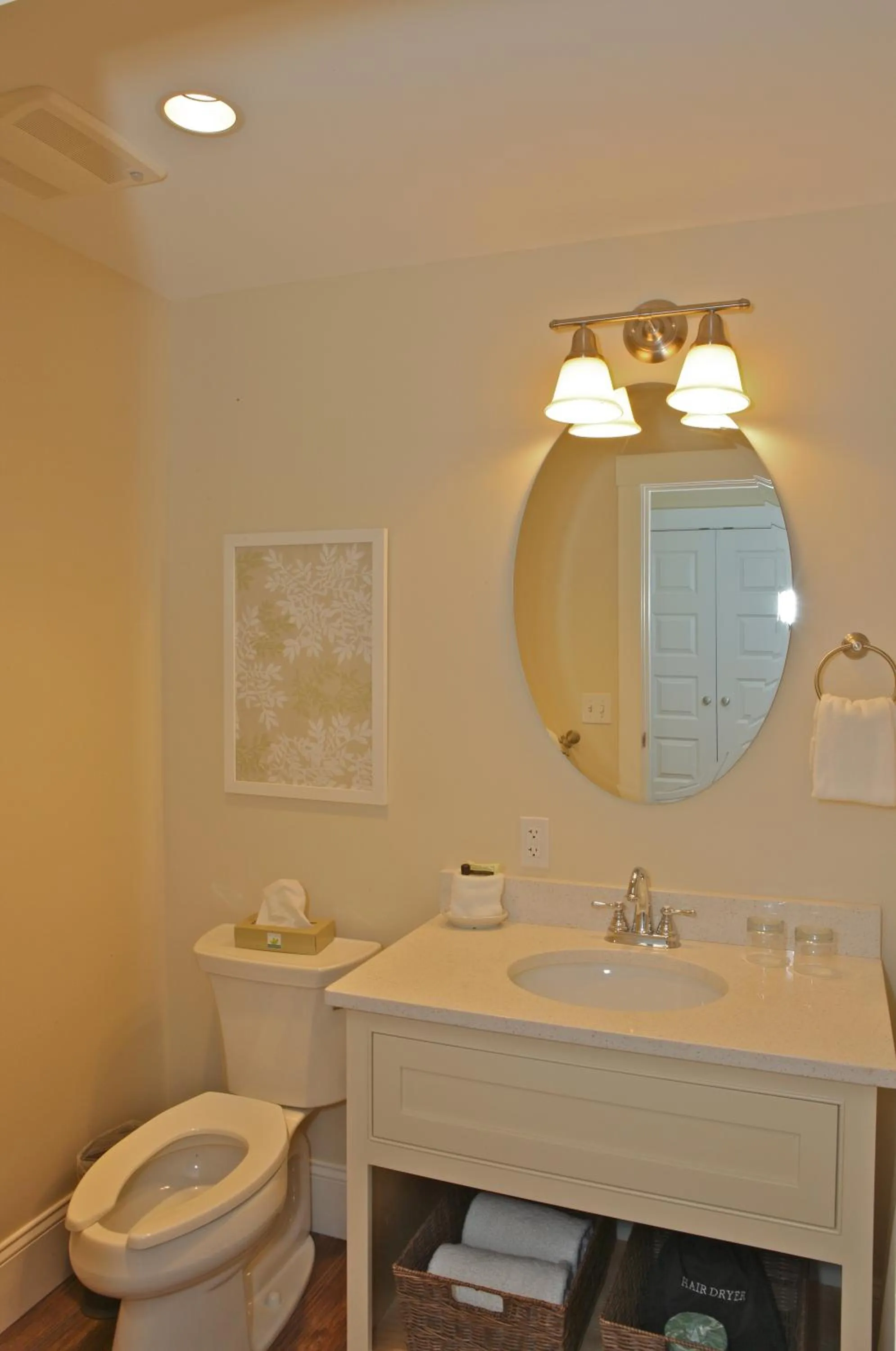 Bathroom in Publick House Historic Inn and Country Motor Lodge