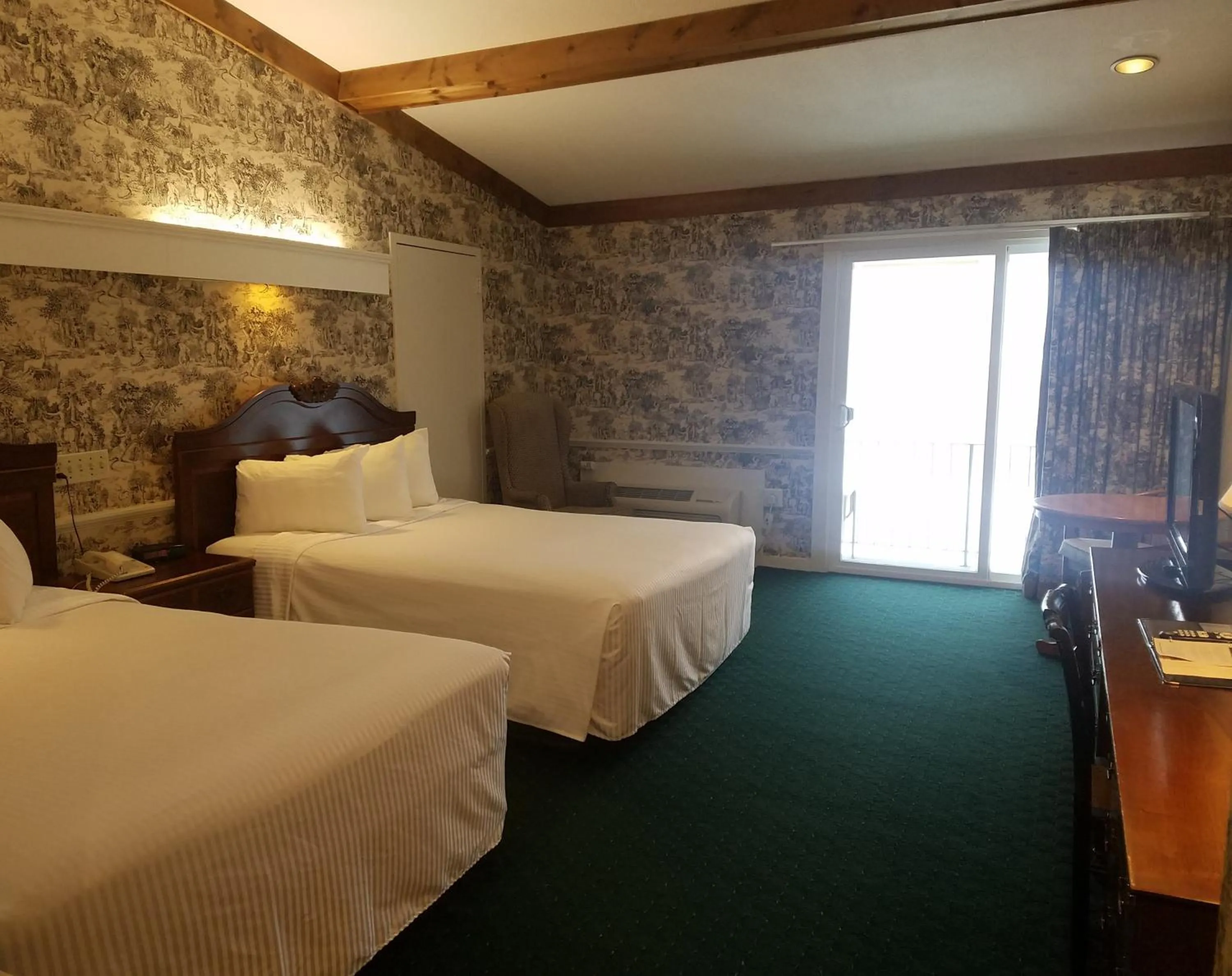 Bed in Publick House Historic Inn and Country Motor Lodge