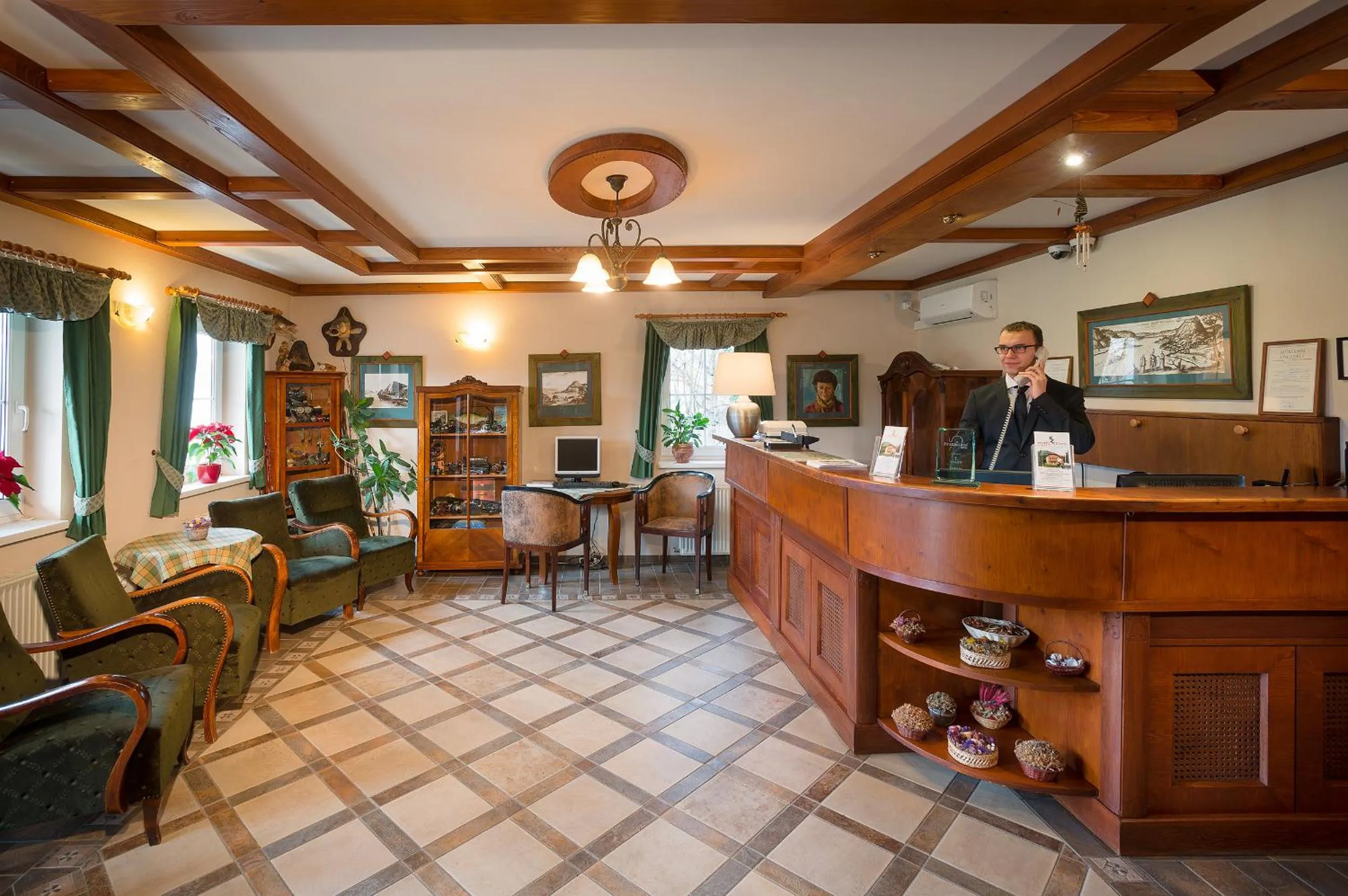 Lobby or reception in Hotel Honti Wellness és Konferencia Szálloda