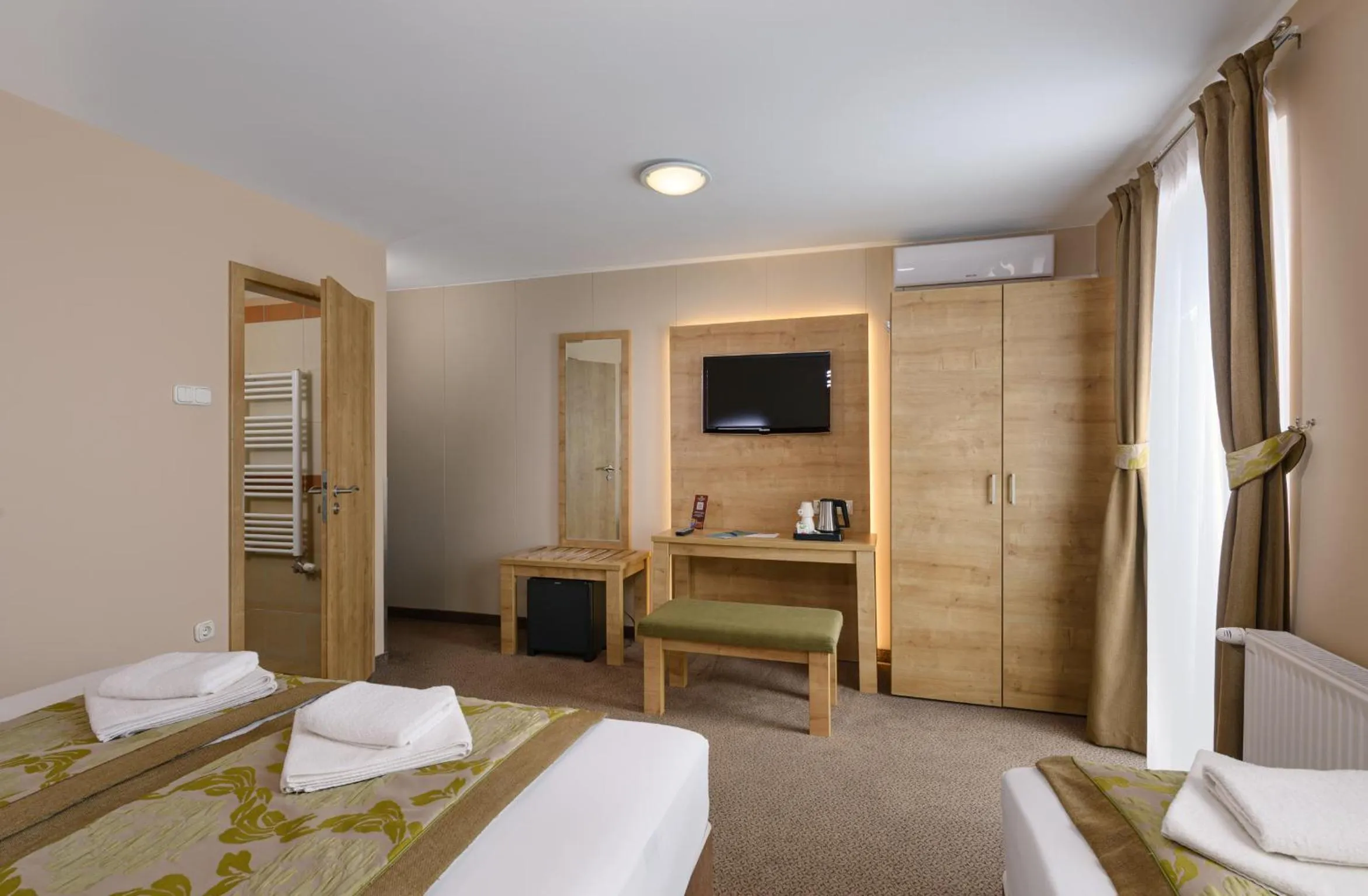 Photo of the whole room, Bed in Hotel Honti Wellness és Konferencia Szálloda