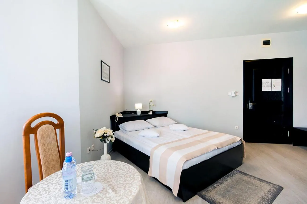 Bed in Astoria Hotel & Restaurant