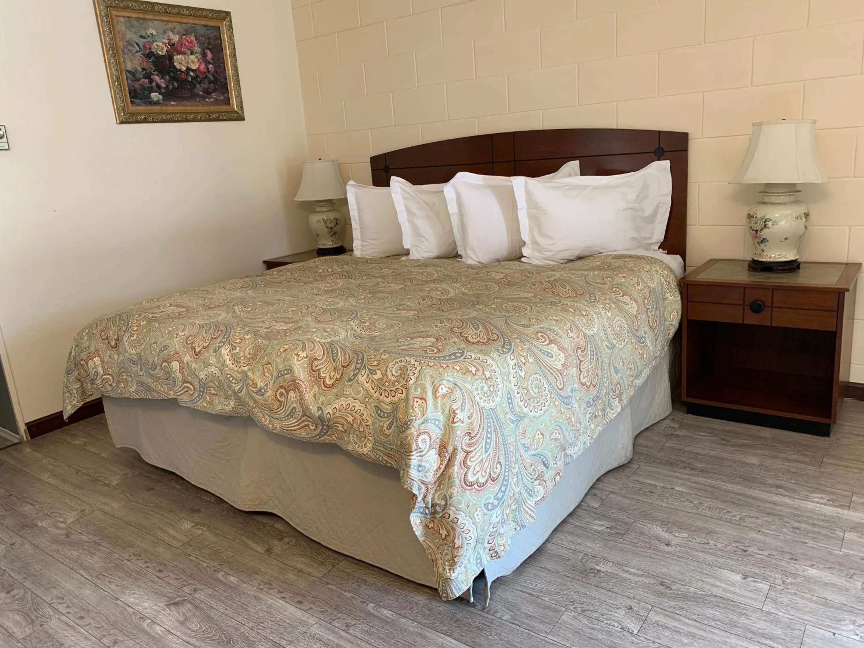 King Room in City Centre Motel older building