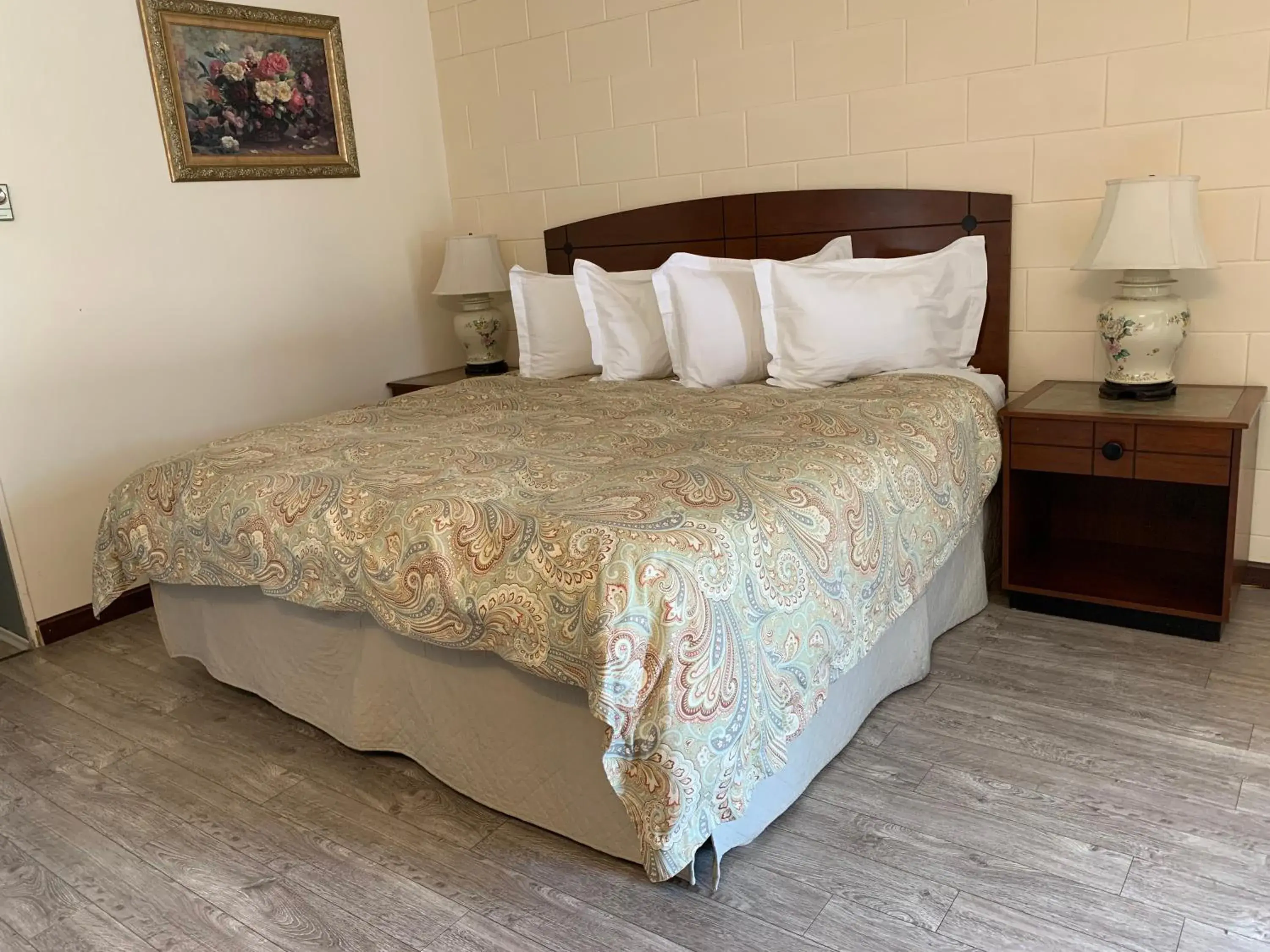 King Room in City Centre Motel older building King Room in City Centre Motel older building