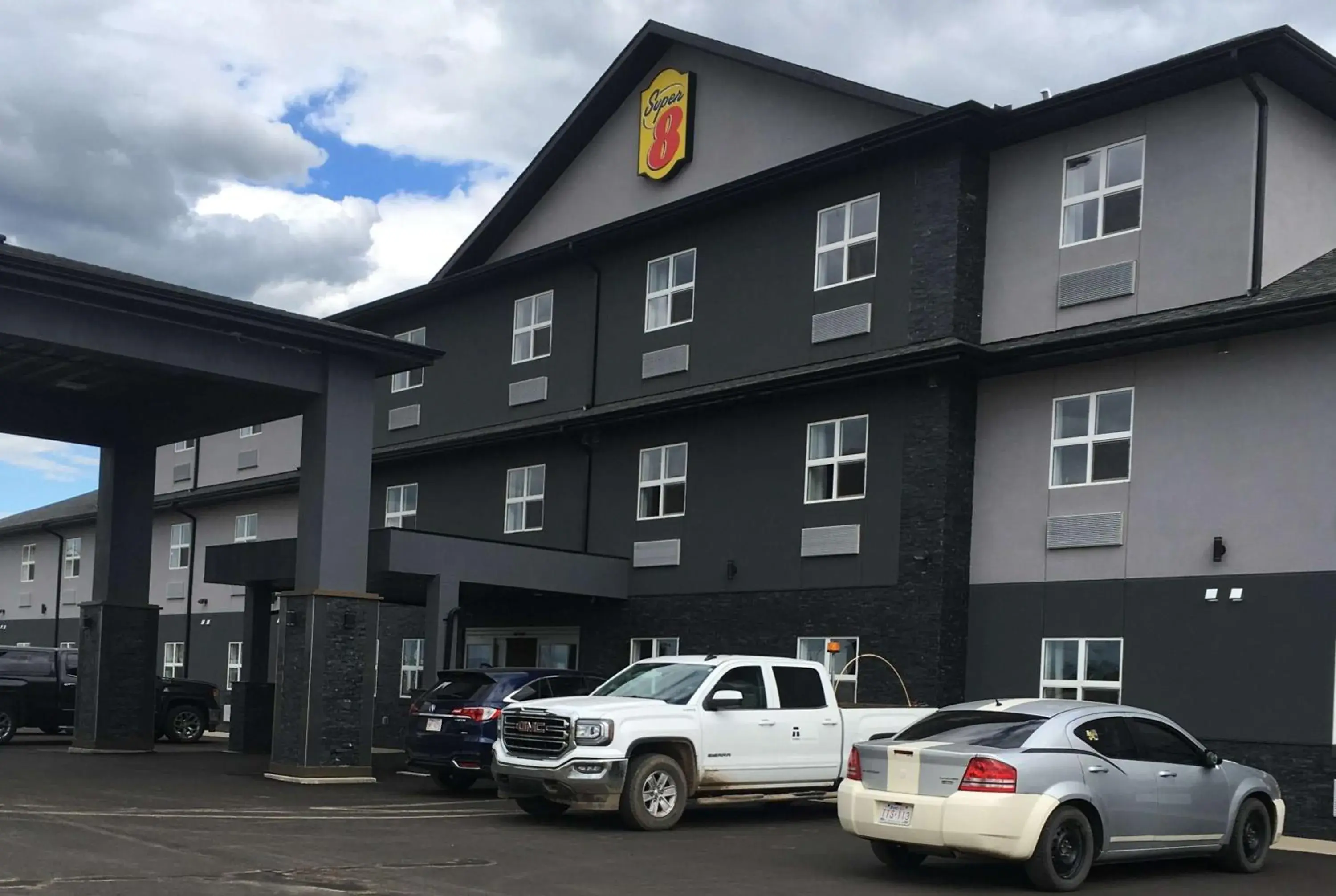 Property building in Super 8 by Wyndham Hardisty Property building in Super 8 by Wyndham Hardisty