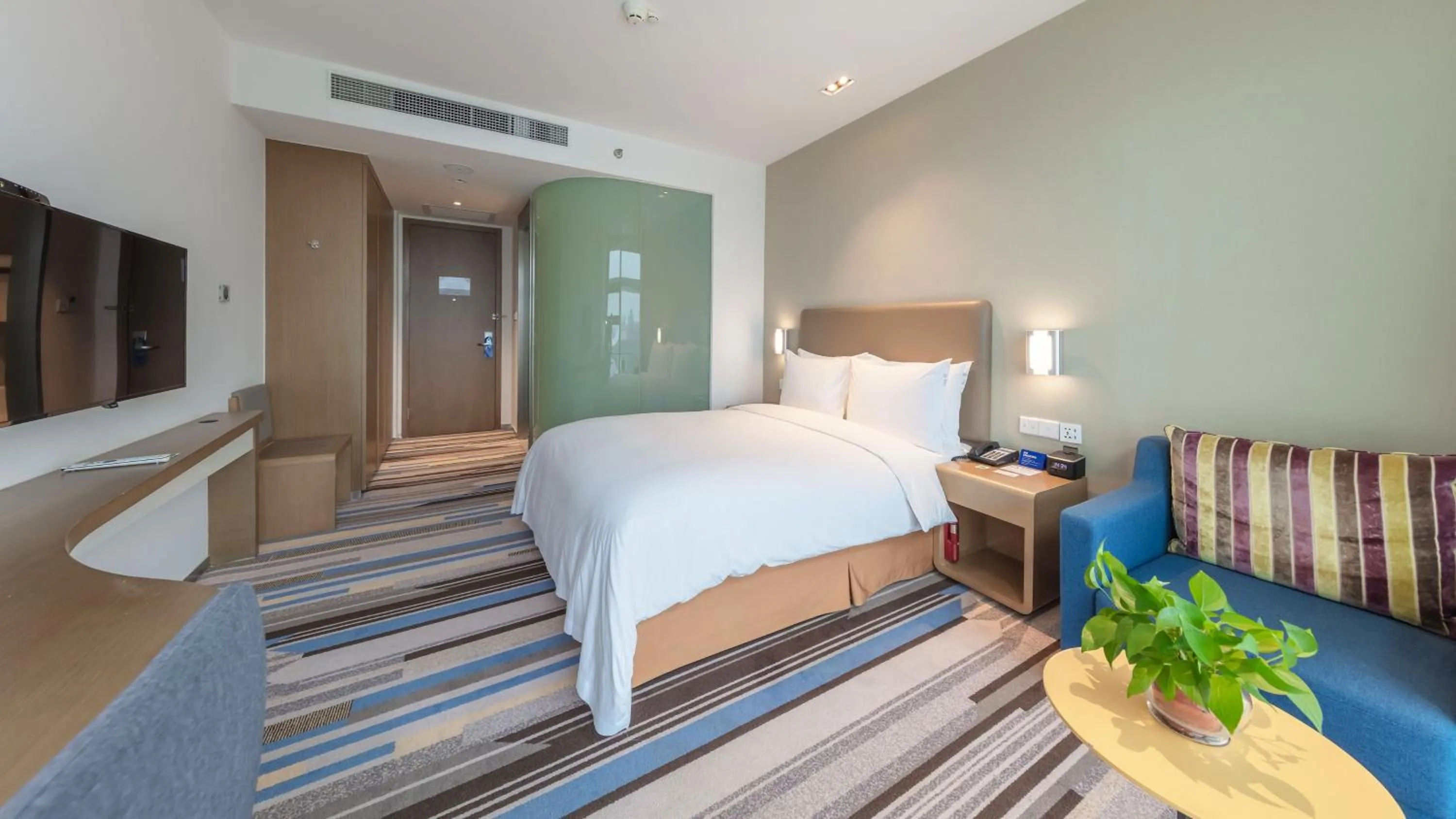 Photo of the whole room, Bed in Holiday Inn Express - Suzhou Industrial Park by IHG