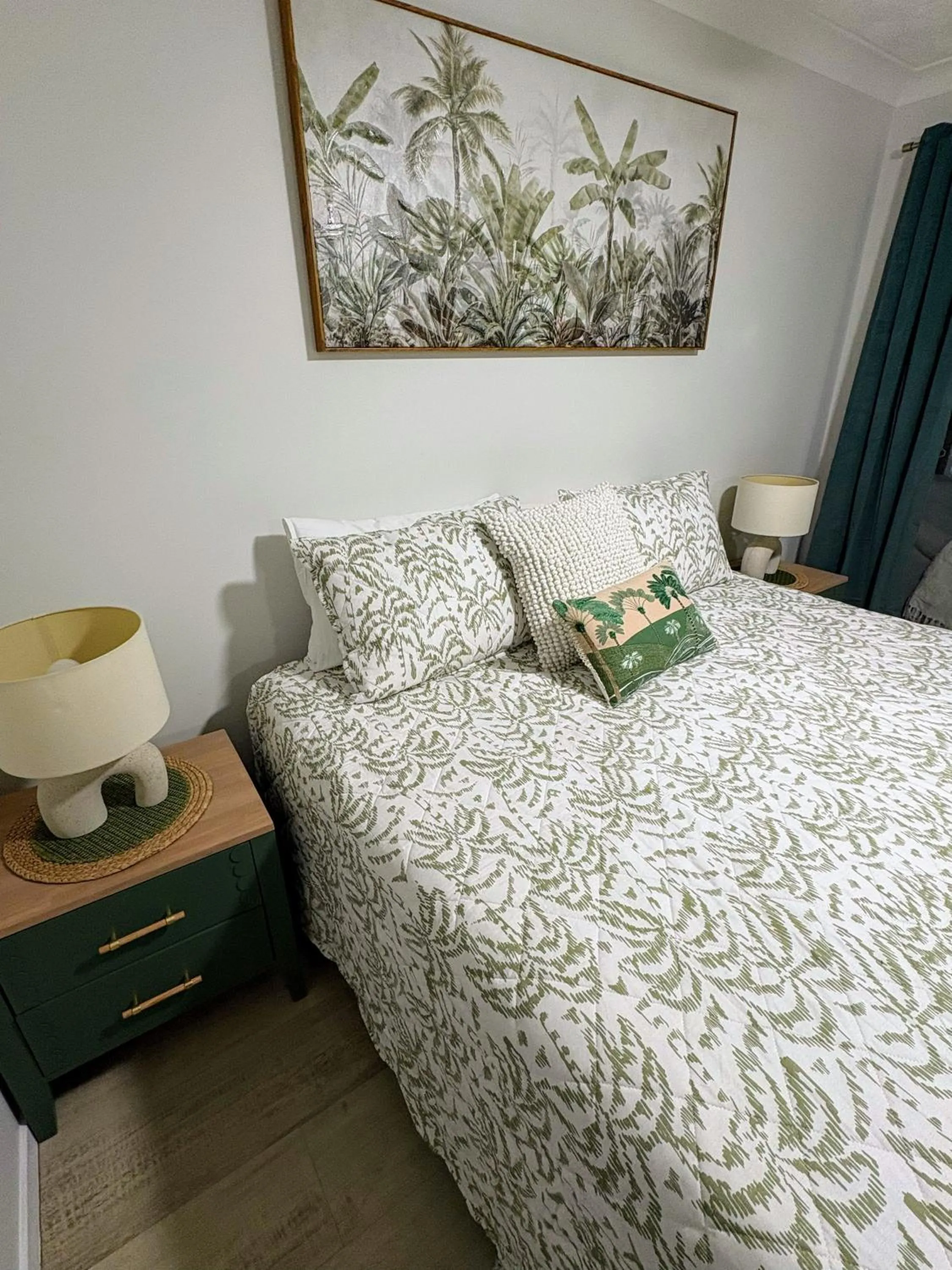 Bedroom, Bed in Oceanside Cove